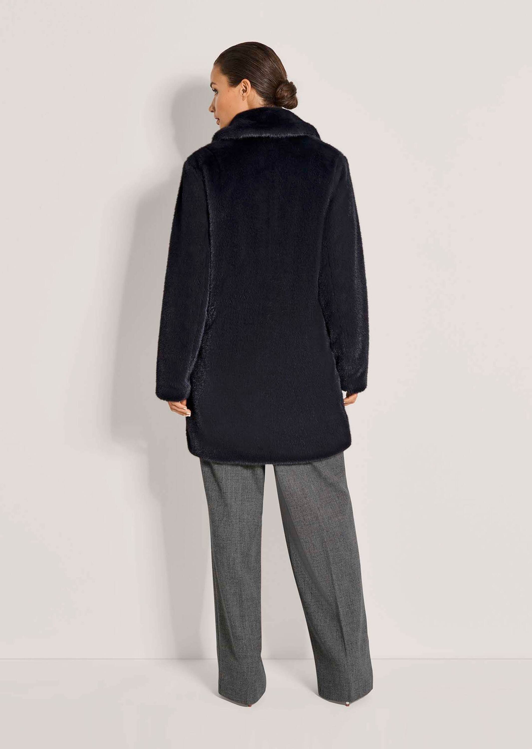 MADELEINE Kurzmantel Webpelzmantel in Oversize-Form Reverskragen, Knopfverschluss & seitlich integrierte Taschen