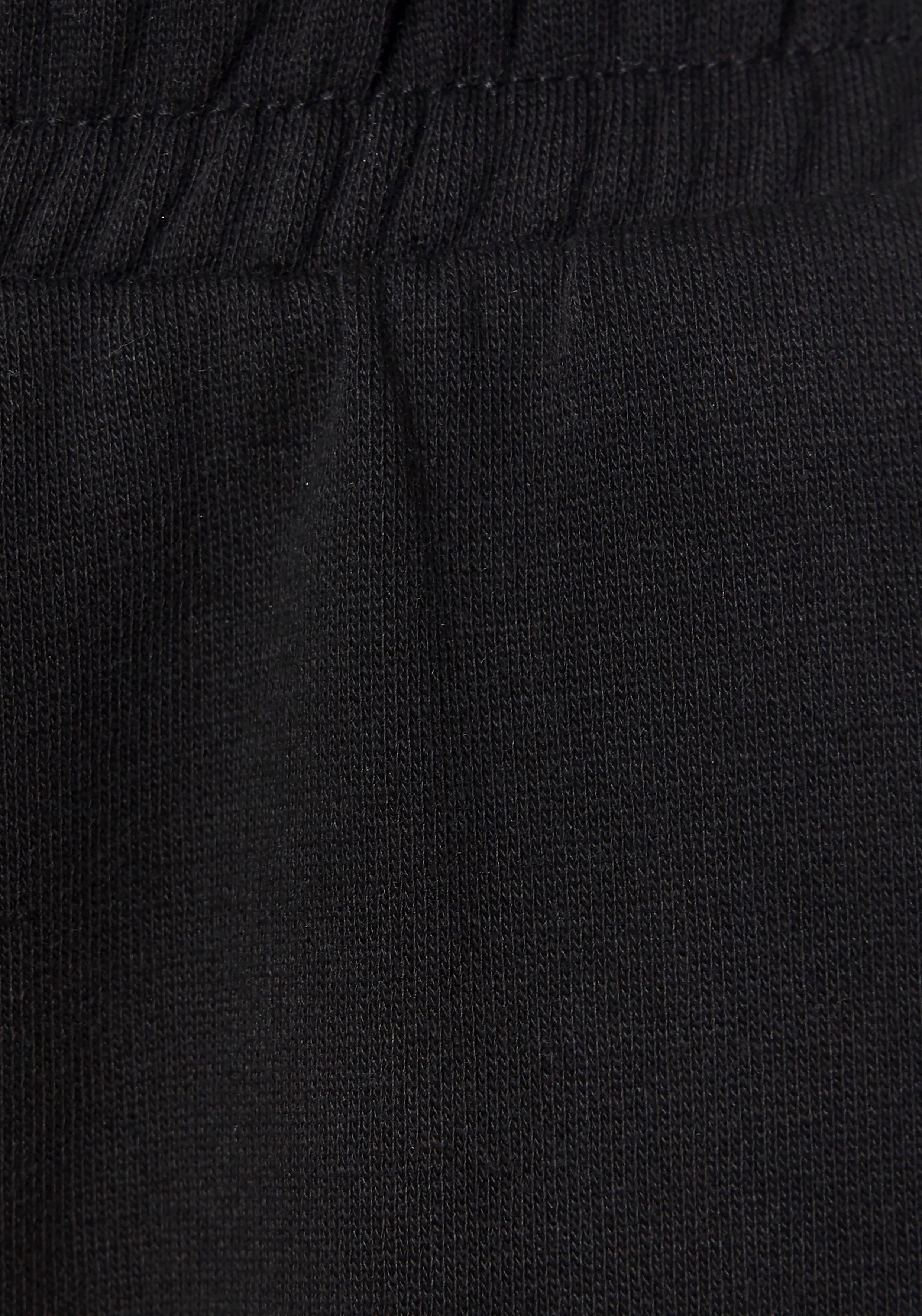 Buffalo Sweatshorts Loungeshorts mit seitlichen Taschen und kleinem Print, Loungewear