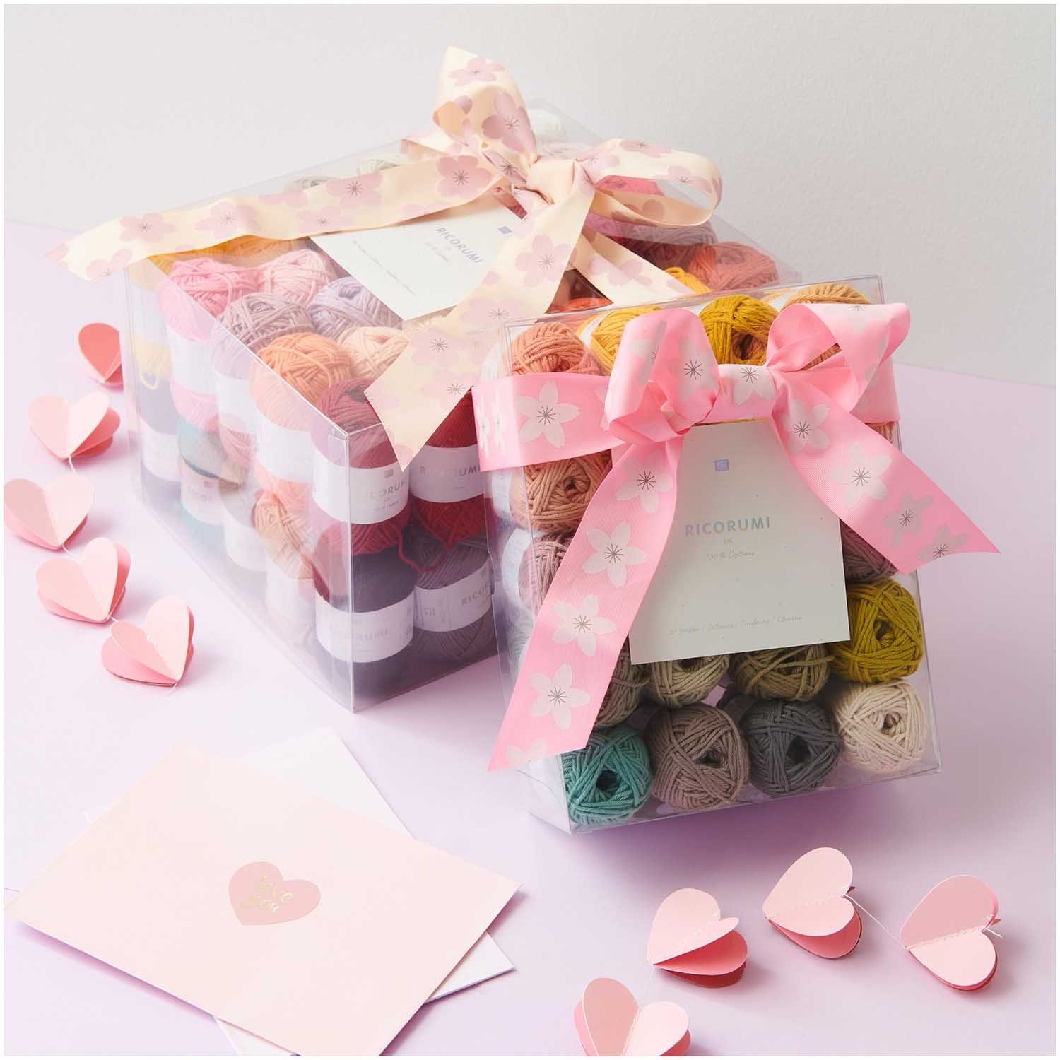 Rico Design Ricorumi Set 20x25g Amigurumi Wolle reine Baumwolle Häkelwolle, (Häkelset 500g Baumwollgarn, zum stricken, häkeln, handarbeiten), speichelecht; mit Beispiel Anleitung zum download