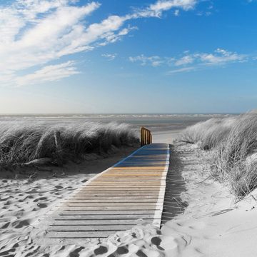 Wallario Möbelfolie Auf dem Holzweg zum Strand in schwarz-weiß Optik