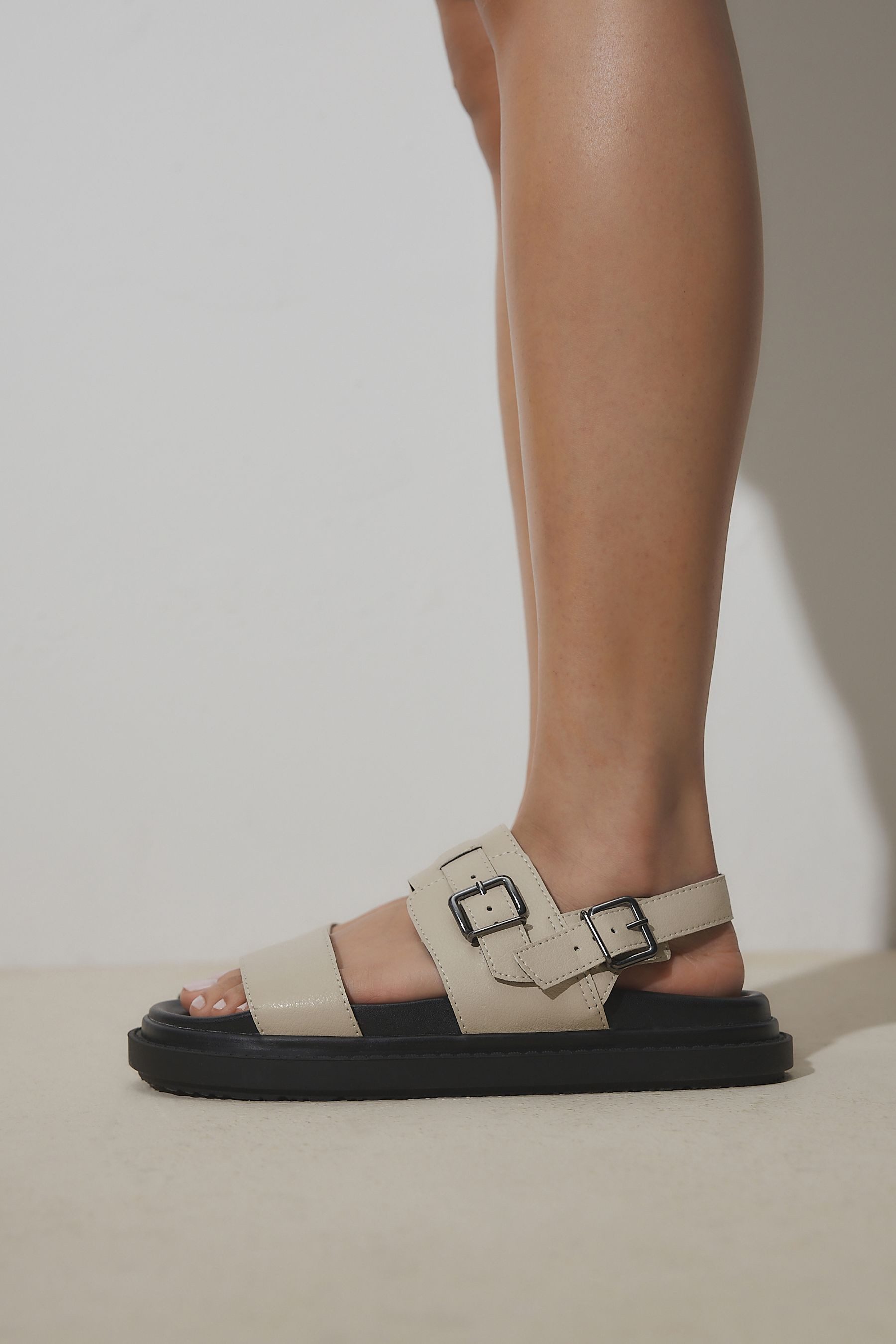 Next Sandalen mit Schnalle robustem Fußbett Sandale (1-tlg)