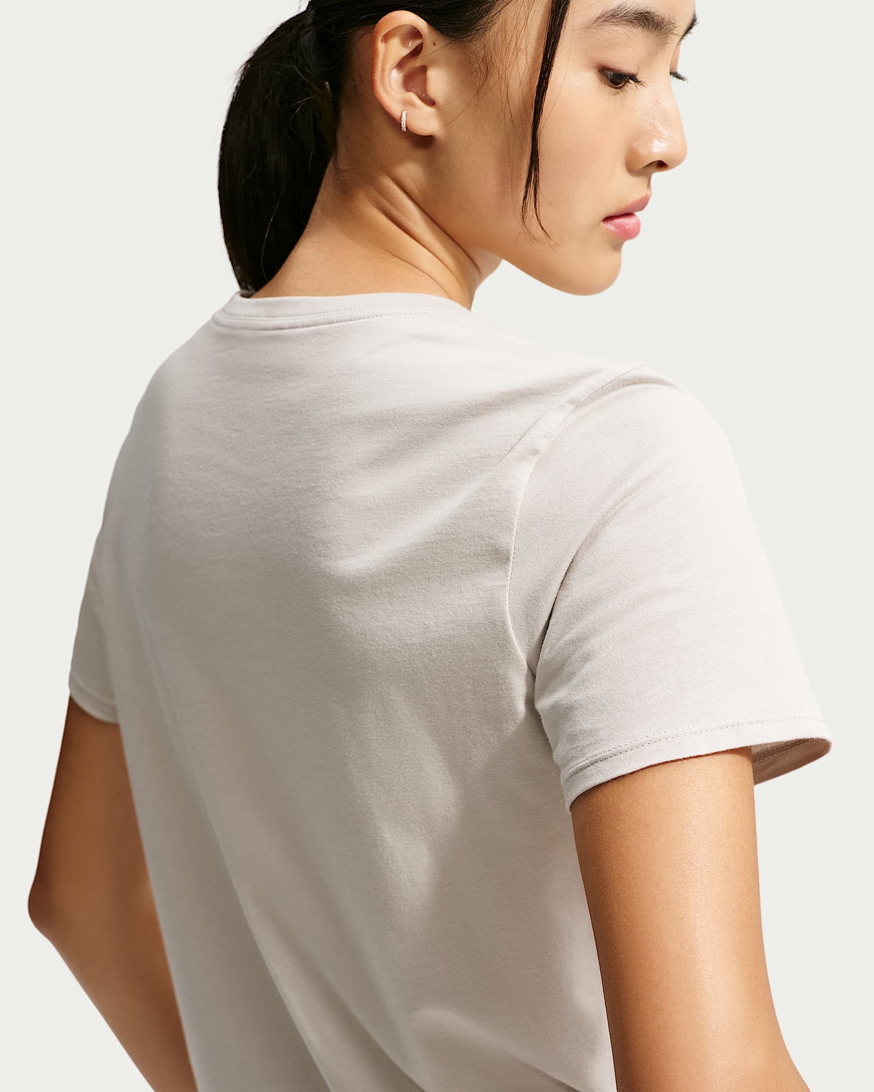 Nike Sportswear T-Shirt W NSW CLUB SS TEE mit leicht abgerundetem Saum, aus Baumwolle in Jersey-Qualität