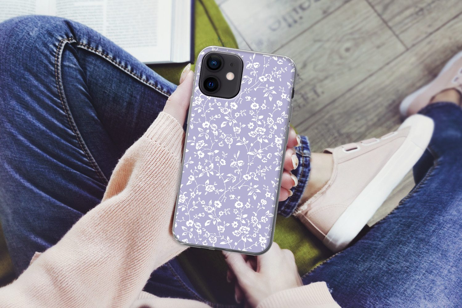 MuchoWow Handyhülle für Apple iPhone 12 mini Florales Muster - Lila - Weiß - Blumen, Smartphone-Bumper, Print, Handy Schutzhülle Dünn