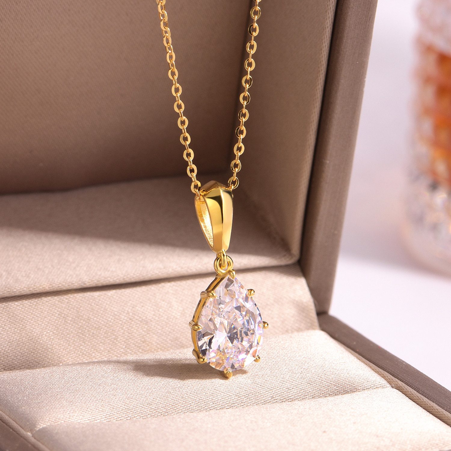 KARMA Kette mit Anhänger Halskette Damen Gold 925 Silber vergoldet mit Zirkonia Anhänger (Geschenk für Frauen, Funkelnde Zirkoniakette), 42 cm Karabinerverschluss Geschenkbox
