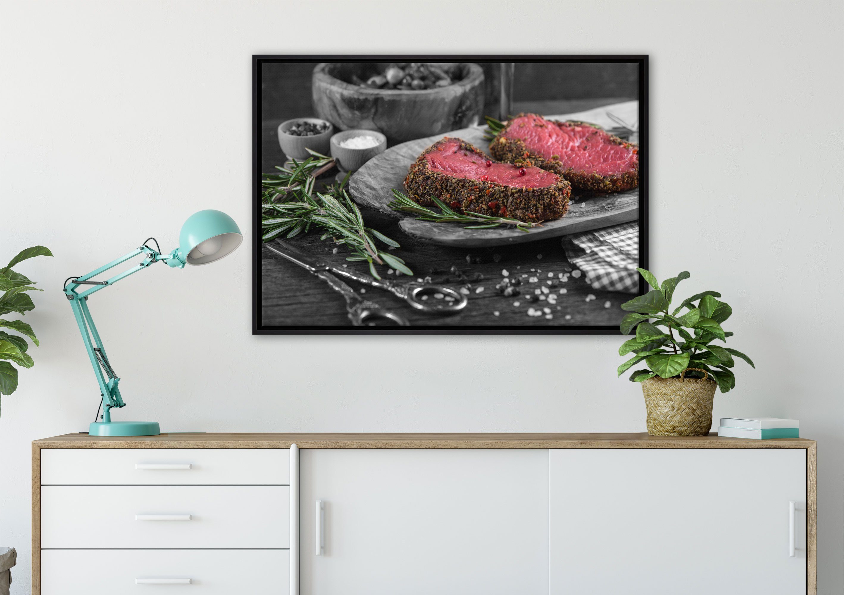 Pixxprint Leinwandbild Saftiges in bespannt, Steak einem (1 Wanddekoration Zackenaufhänger inkl. Zubereitung, fertig Leinwandbild gefasst, Schattenfugen-Bilderrahmen St)