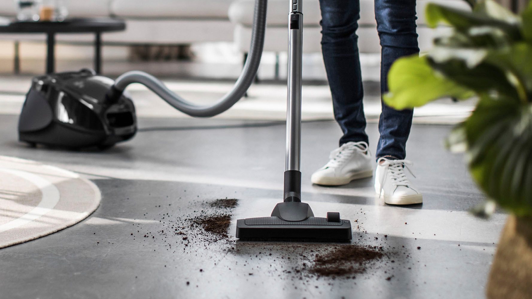 SIEMENS Bodenstaubsauger Z 3.0 VSZ3B212, Made in Germany, Hygiene-Filter, kompakt, 700 W, mit Beutel, hohe Saugkraft, spezielle Hartbodendüse, integriertes Zubehör, schwarz