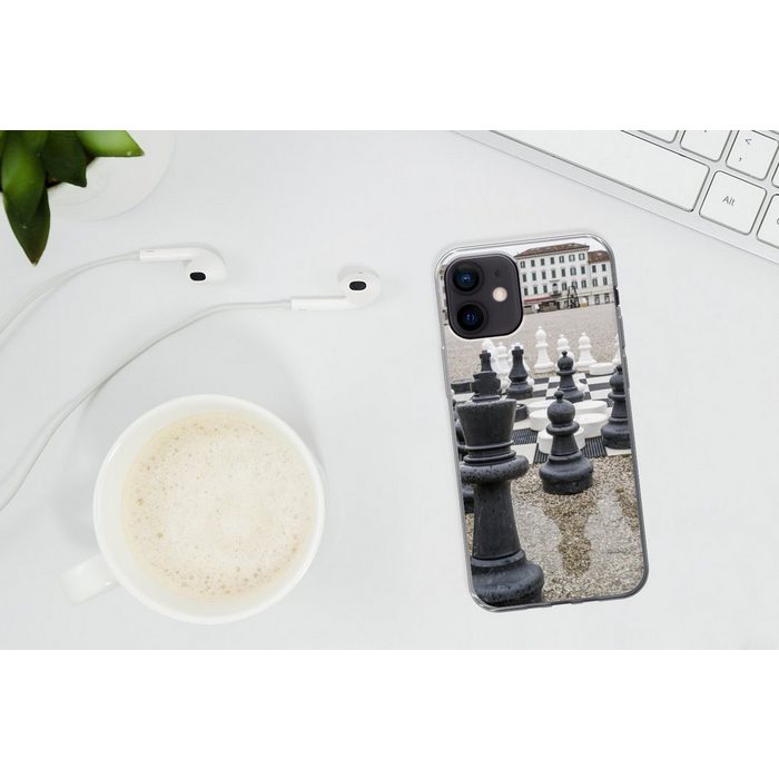 MuchoWow Handyhülle Schach spielen auf einem großen Platz Handyhülle Apple iPhone 12 Smartphone-Bumper Print Handy ZV11056