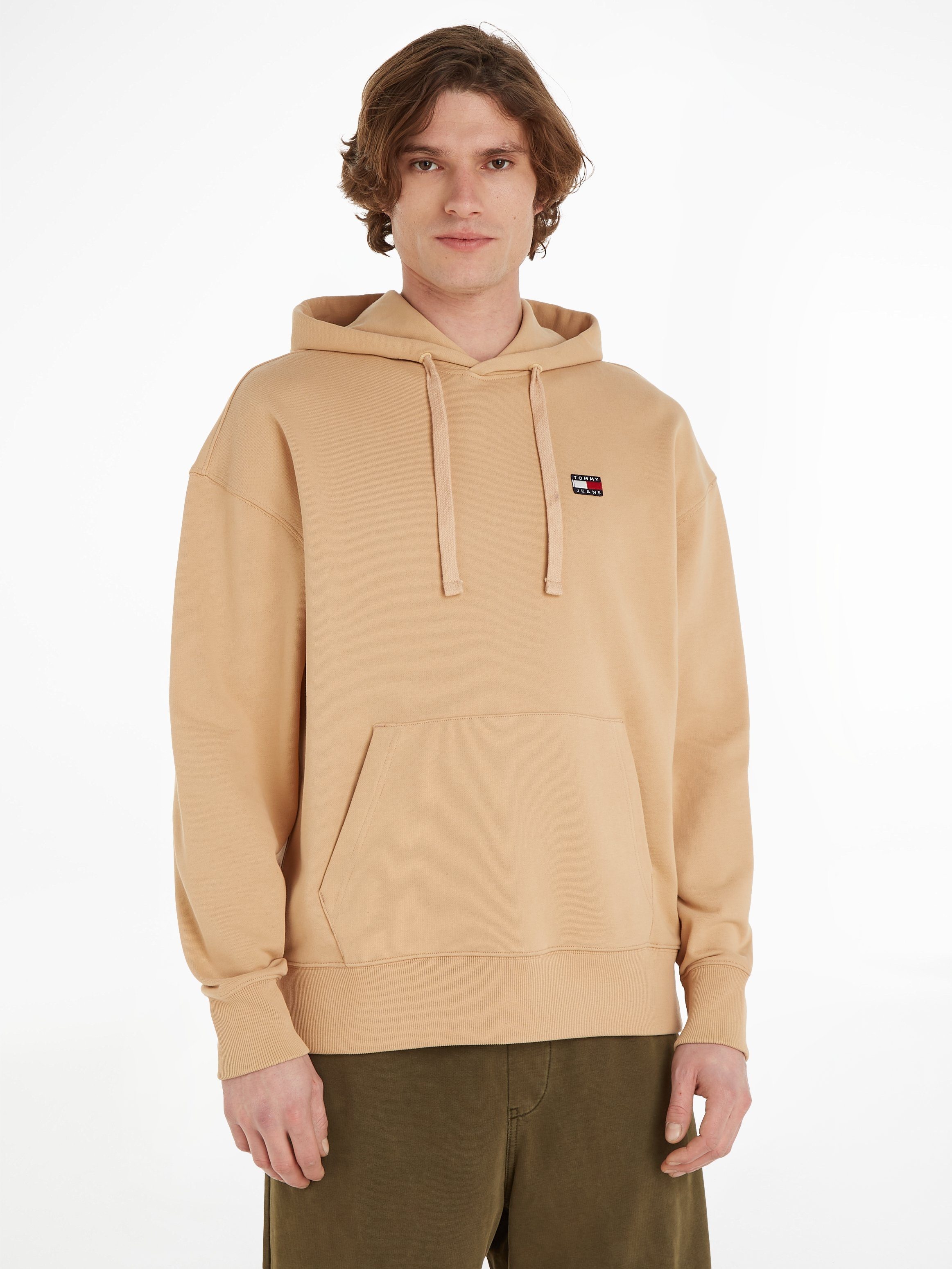 Tommy Jeans Kapuzensweatshirt TJM RLX XS BADGE HOODIE mit Tommy Jeans Stickerei Tawny Sand