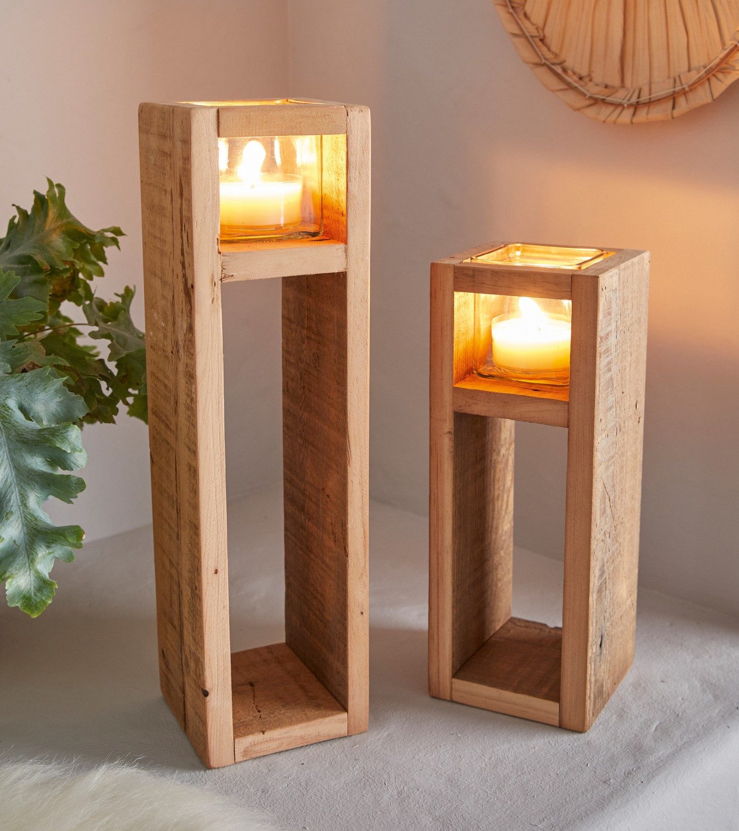 Dekoleidenschaft Bodenwindlicht "Wood" Windlicht Säule aus recyceltem Holz, Kerzenhalter, 30 + 40 cm (2 St., im Set), Kerzenständer rustikal - Jedes Stück ein U – Bild 3 von 5
