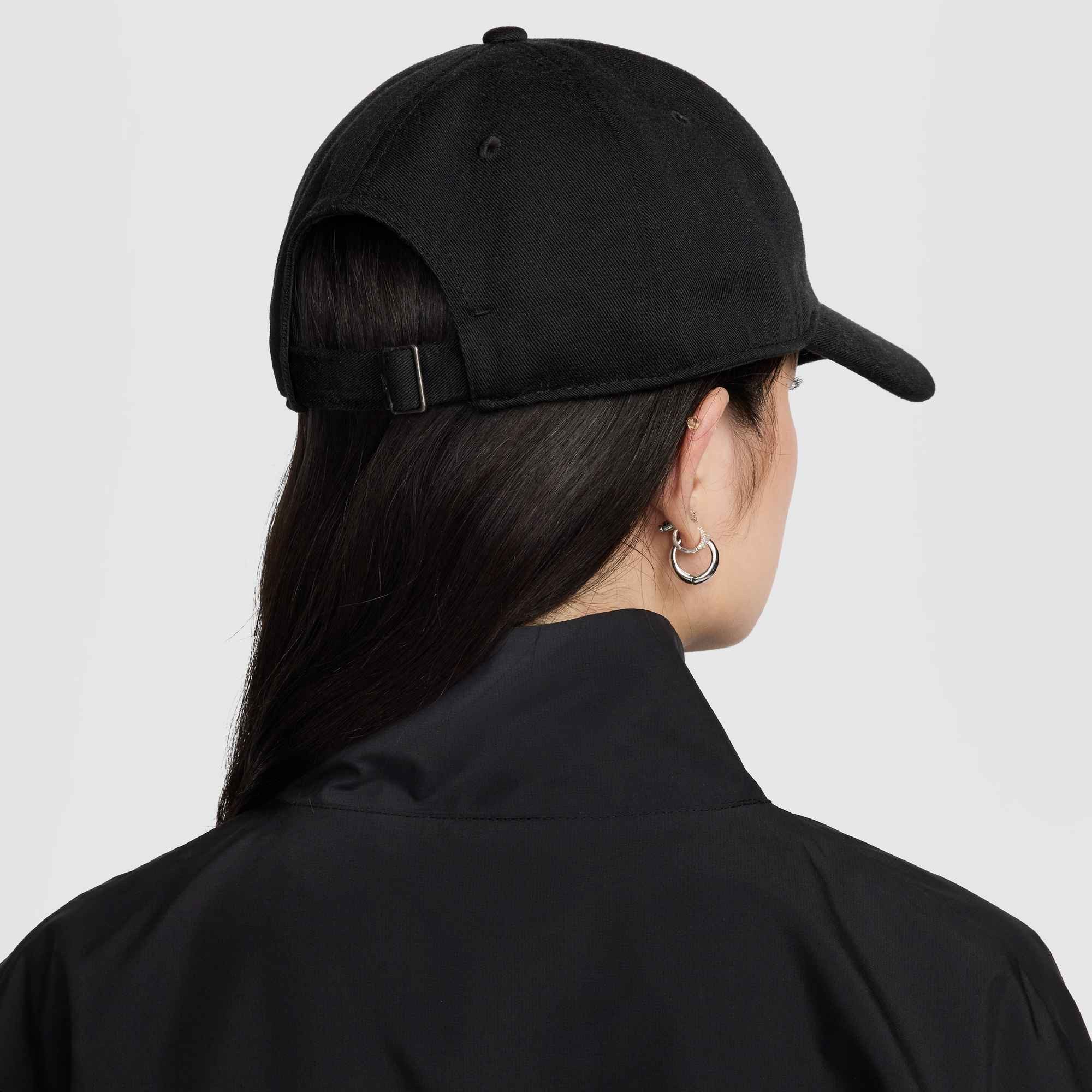 Nike Sportswear Baseball Cap U NK CLUB CAP U CB SM SWSH L mittelhohe Baseball Cap, mit vorgebogenem Schirm, aus glattem Twill
