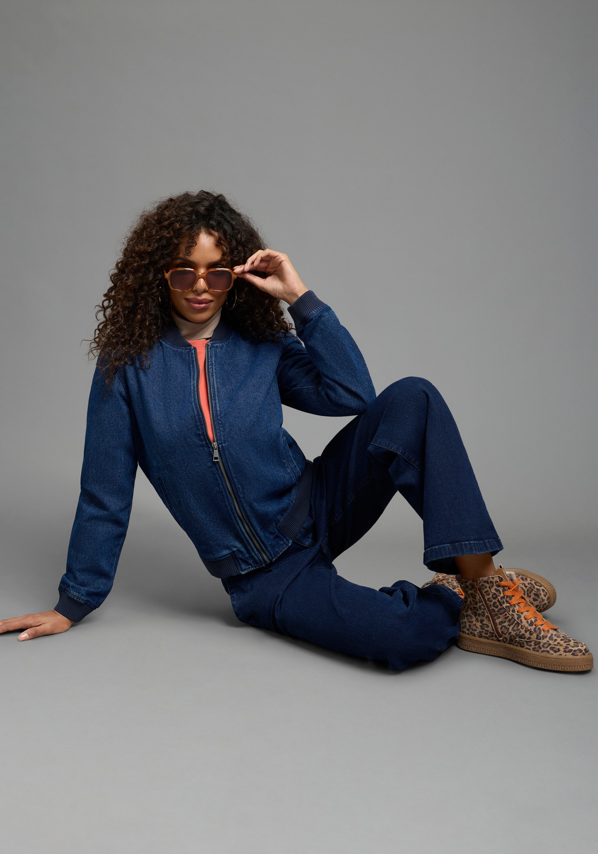Arizona Jeansjacke im winterlicheren Denim hüftlang, Comfort Fit, mit Reißverschluss – Bild 5 von 5