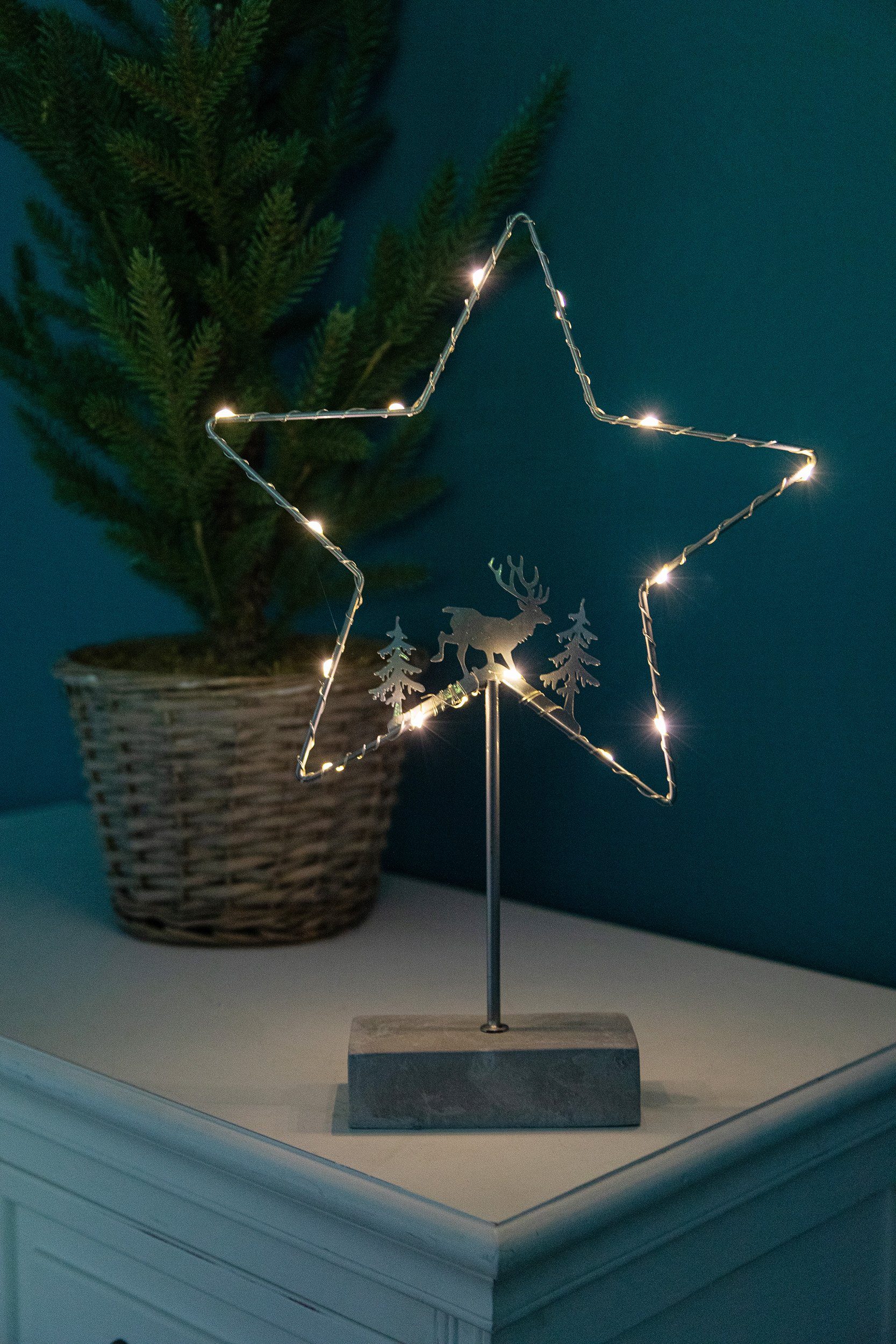Wohnando LED Dekoobjekt LED Weihnachtsstern inkl. Gestell und Dekofiguren