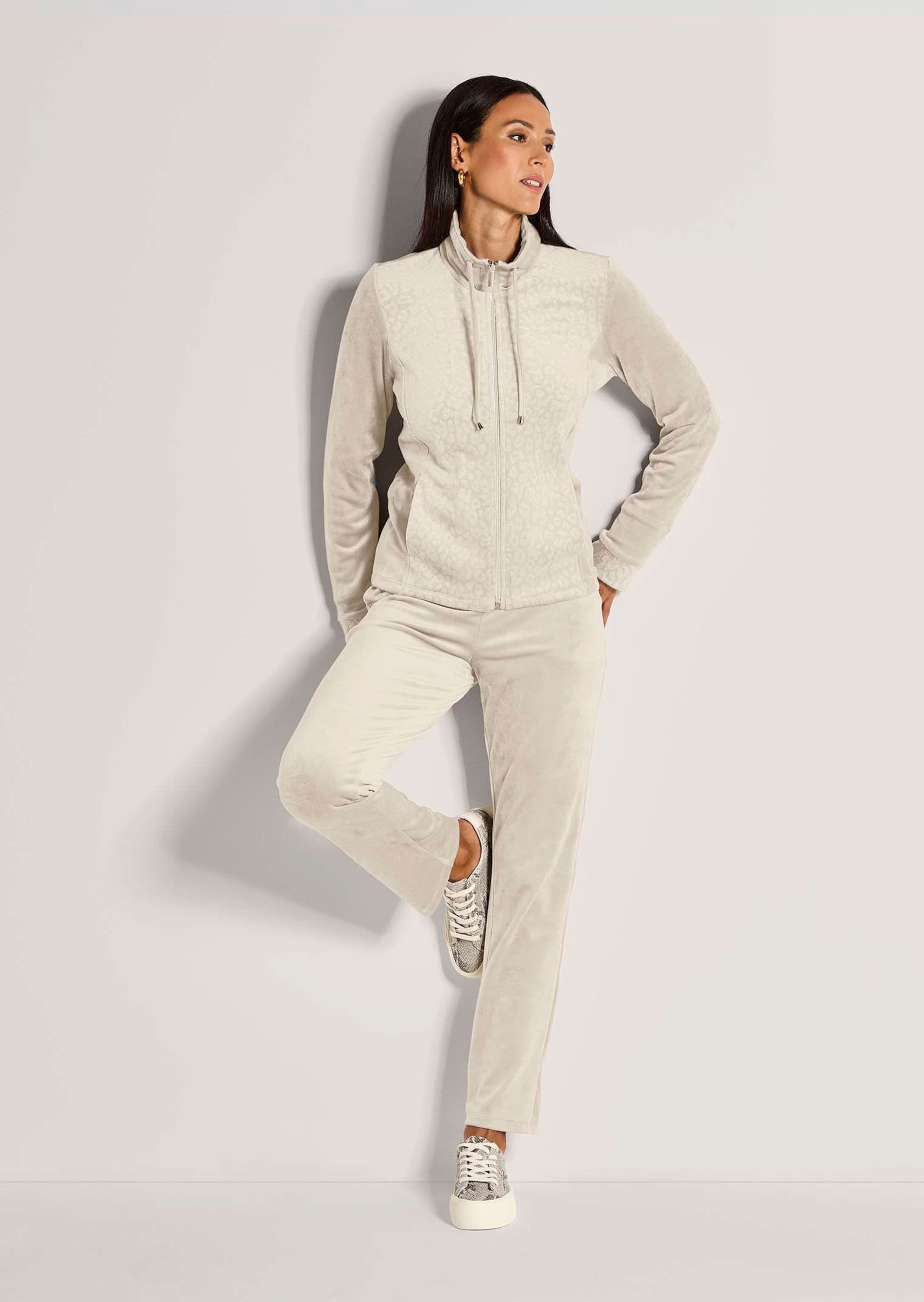 MADELEINE Outdoorjacke Flauschige Nickijacke mit Reißverschluss Sportive Jacke mit Stehkragen und Taschen