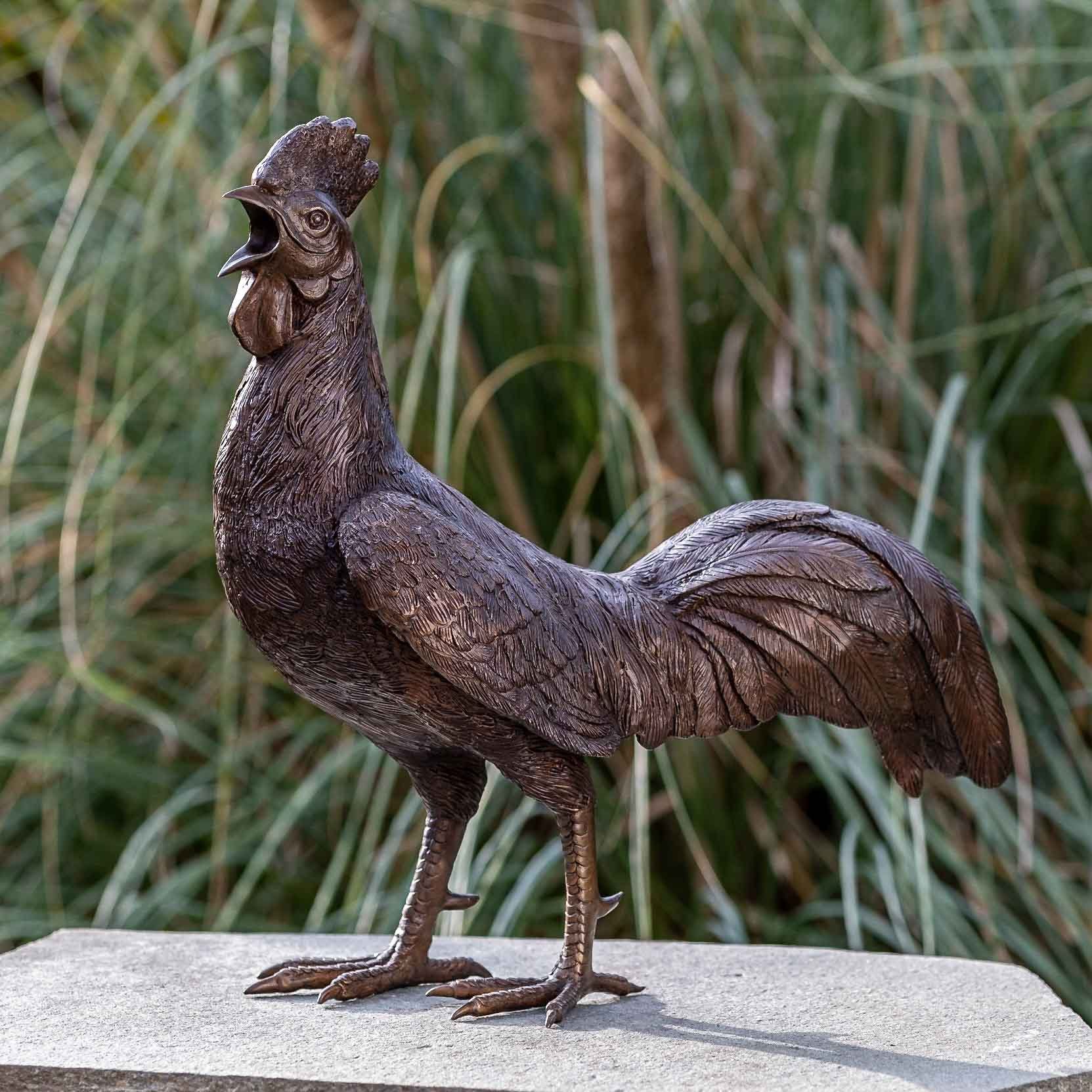 IDYL Gartenfigur IDYL Bronze-Skulptur Hahn, Bronze – sehr robust – Langlebig – witterungsbeständig gegen Frost, Regen und UV-Strahlung. Die Modelle werden in Wachsausschmelzverfahren in Bronze gegossen und von Hand patiniert.