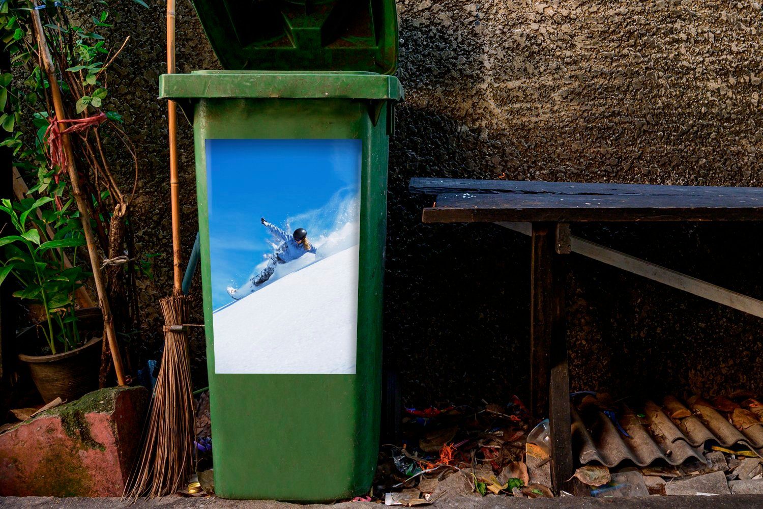 MuchoWow Wandsticker Ein Snowboarder stürzt in (1 St), Mülltonne, Mülleimer-aufkleber, Sticker, die von Tiefe Container, einem Berg Abfalbehälter