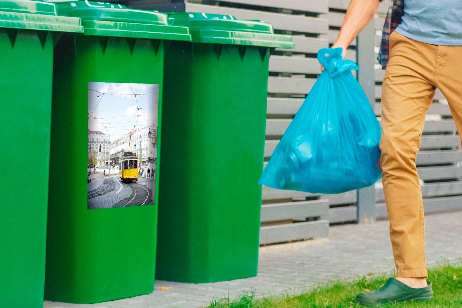 Abfalbehälter Eine mit Mülleimer-aufkleber, fährt gelbe Seilbahn Lissabon Sticker, St), Container, durch Straßenbahn MuchoWow Mülltonne, Wandsticker einer (1