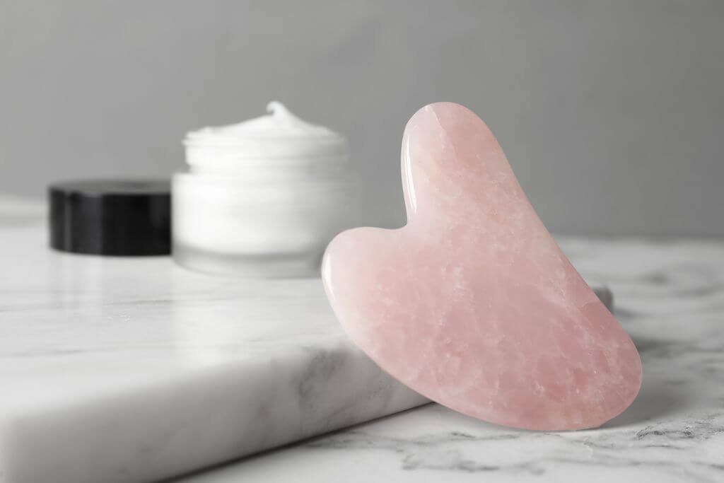 shapevital.de Massagestein Gua Sha Massagestein für gezielte Entspannung im Gesicht, handgefertigt und poliert für optimales Gleiten