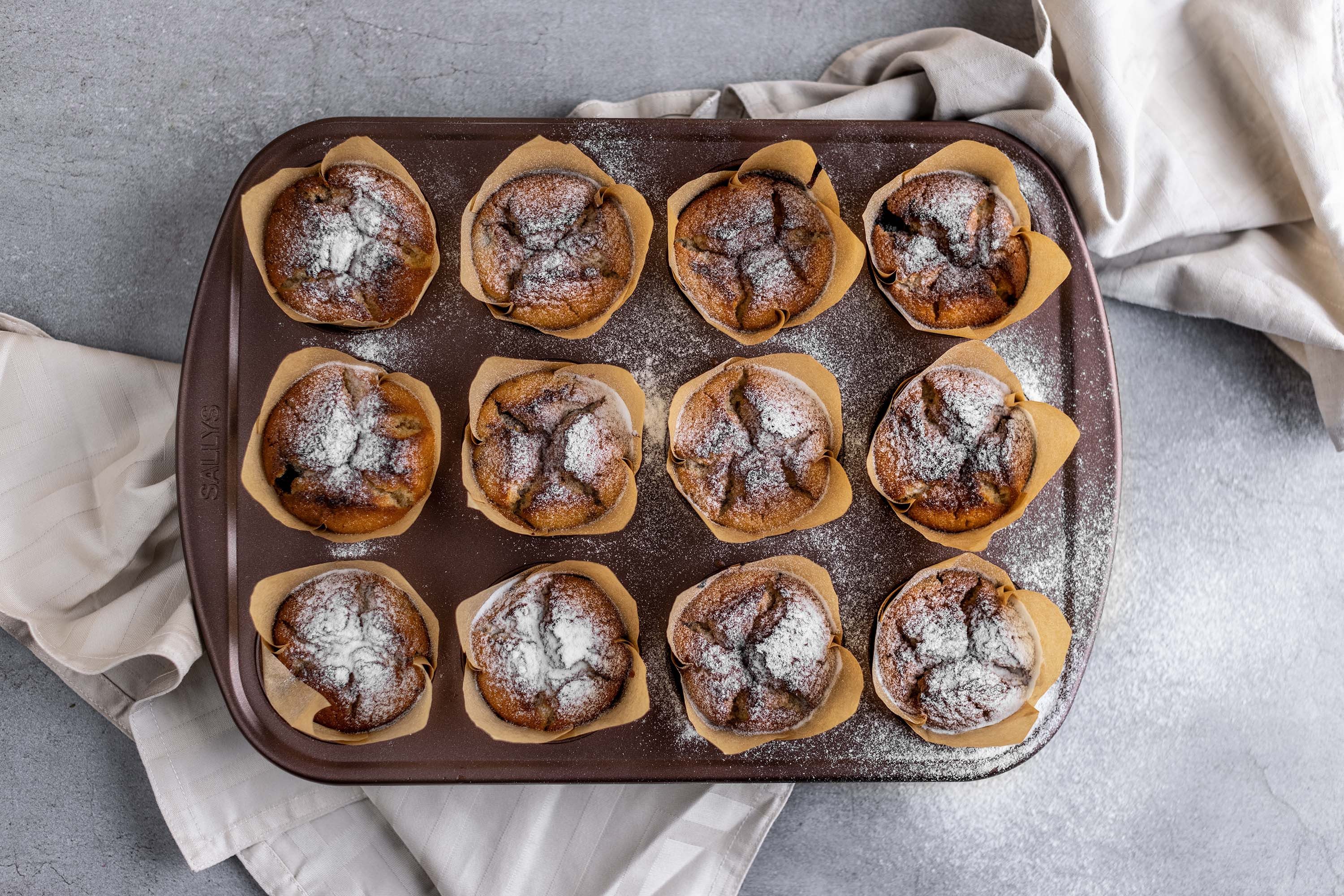 Sallys Muffinform XXL - für 12 XXL extra hohe Muffins, 28 x 40 x 4,5 cm, spezielle Antihaftbeschichtung