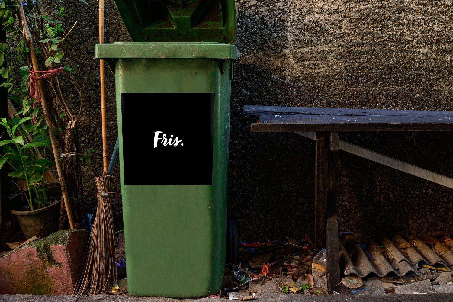 MuchoWow Wandsticker Frisch St), - Text Trinken Mülltonne, Abfalbehälter - (1 Sticker, Container, Mülleimer-aufkleber, Zitate 