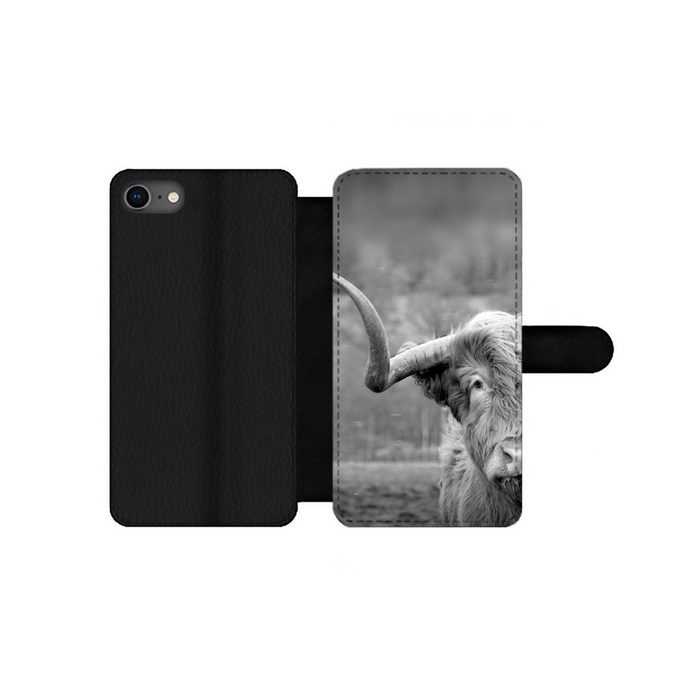 MuchoWow Handyhülle Schottischer Highlander - Kuhkopf - Landschaft - Natur - Kuh Handyhülle Telefonhülle Apple iPhone 8