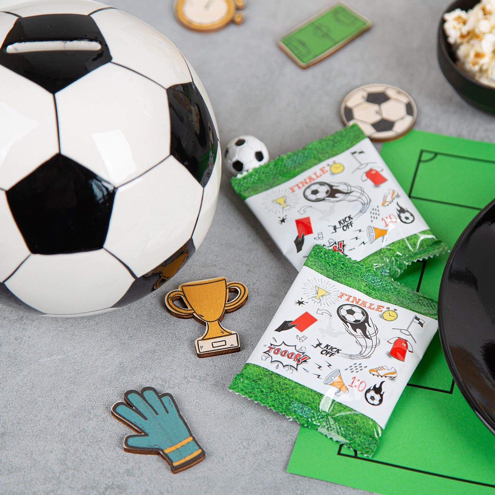 Logbuch-Verlag Dekofigur 10 kleine Fruchtgummi Tütchen Fußball Gummibärchen - Fußballer EM WM
