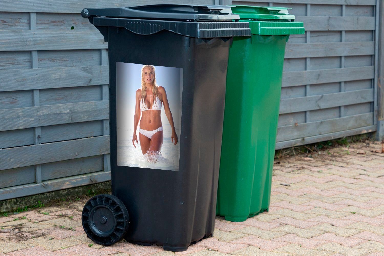 Eine das Mülltonne, weißen Bikini Sticker, (1 Wandsticker Frau St), läuft Abfalbehälter Container, blonde MuchoWow Wasser im Mülleimer-aufkleber, durch