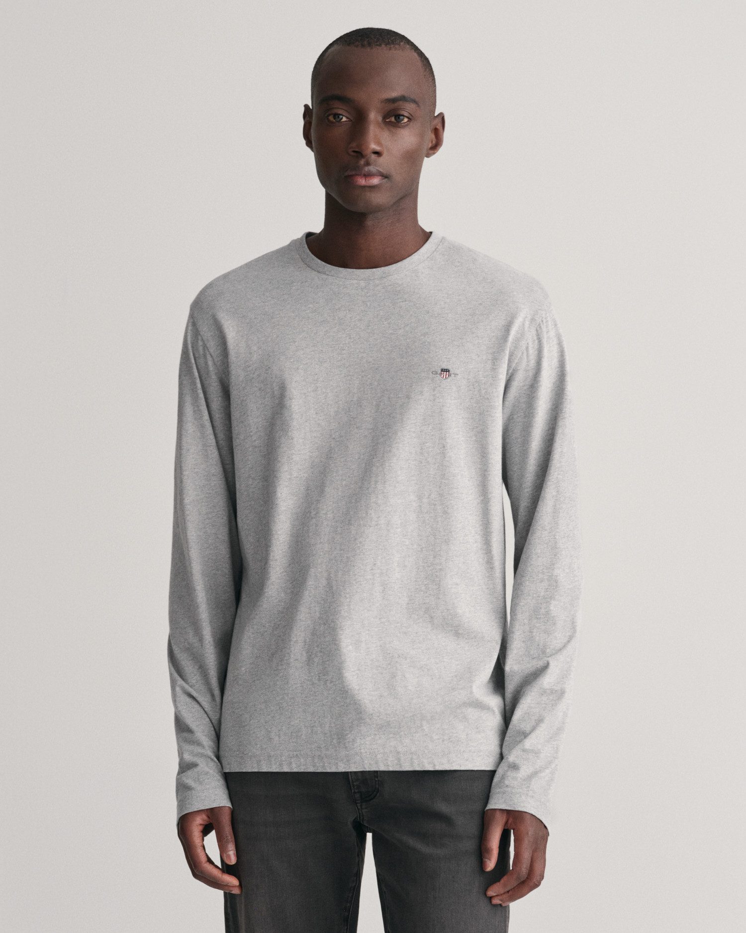 Gant Langarmshirt REG SHIELD LS T-SHIRT mit Logostickerei auf der Brust