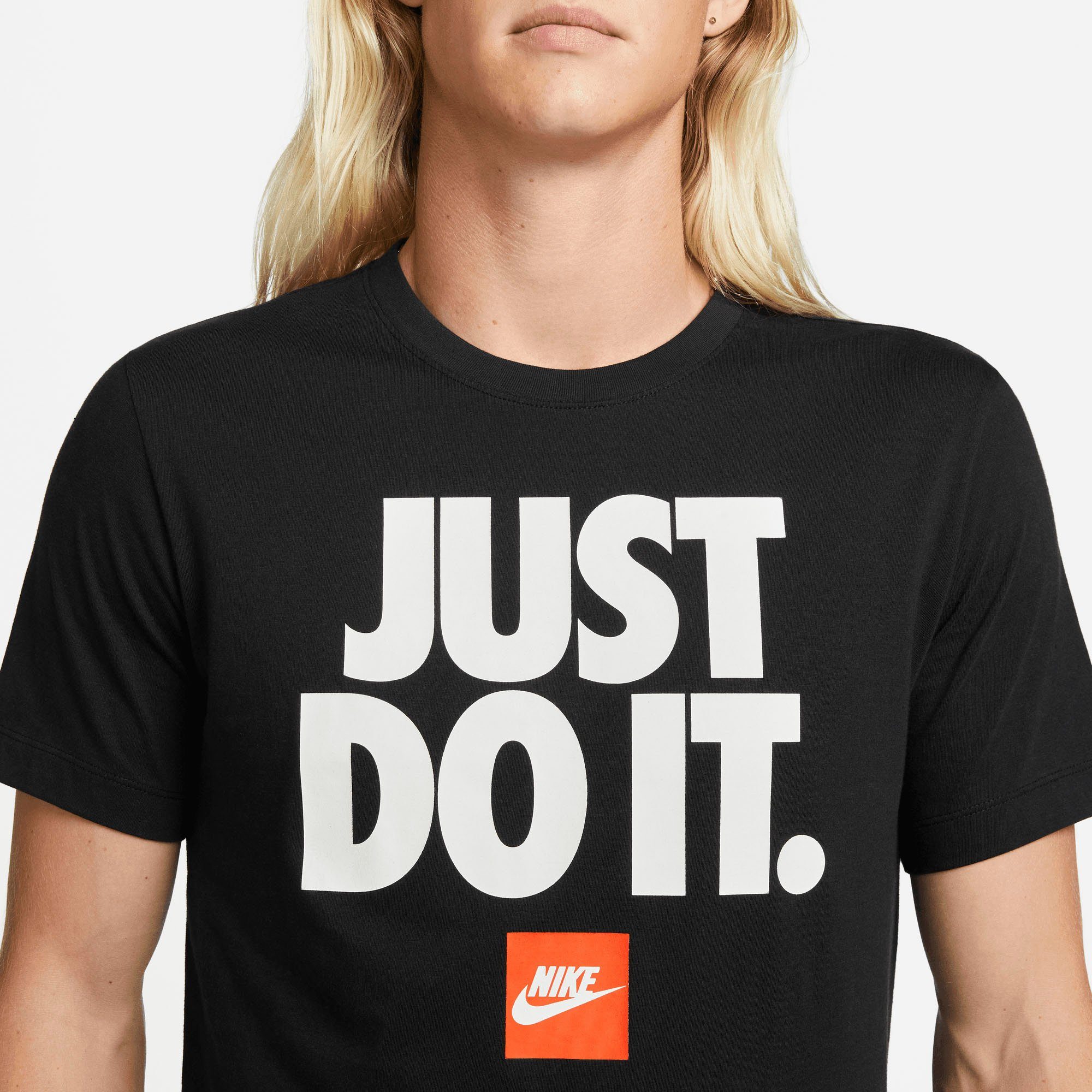 Nike Sportswear T-Shirt M NSW TEE FRAN JDI VERBIAGE Kurzarm-Design, mit Rundhalsausschnitt, aus Baumwolle