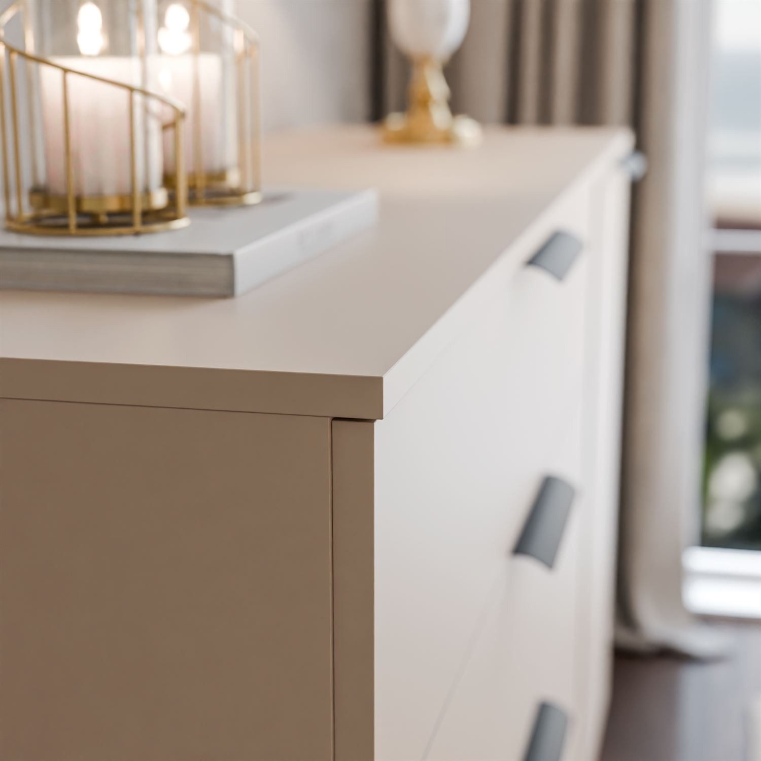 Lookway Kommode LINA KASCHMIR 1D4S mit LED Beleuchtung auf hohen Füßen, 138x90x40 cm – Bild 4 von 5
