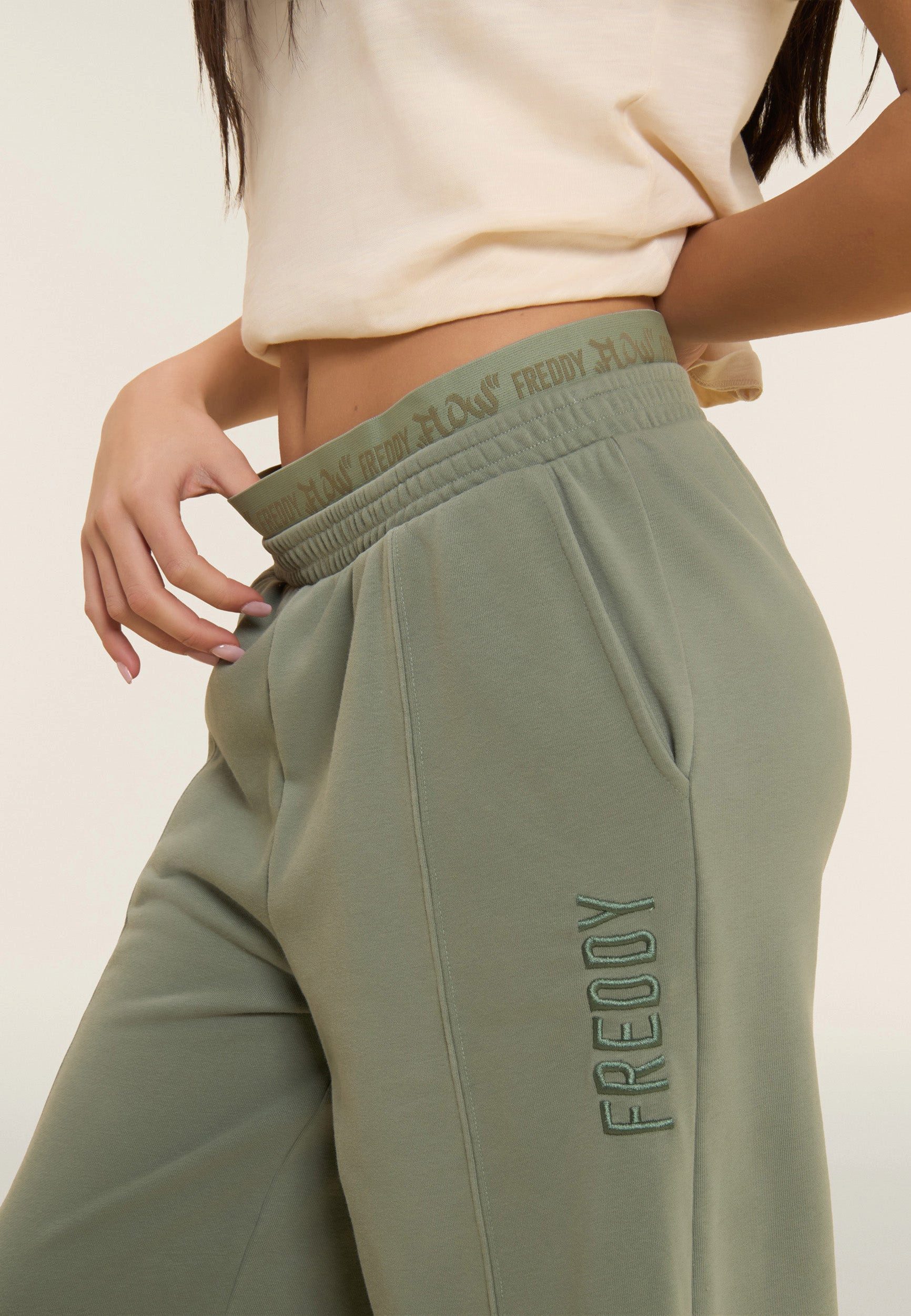 Freddy Jogginghose super bequem mit extraweiter Beinform und Logobund
