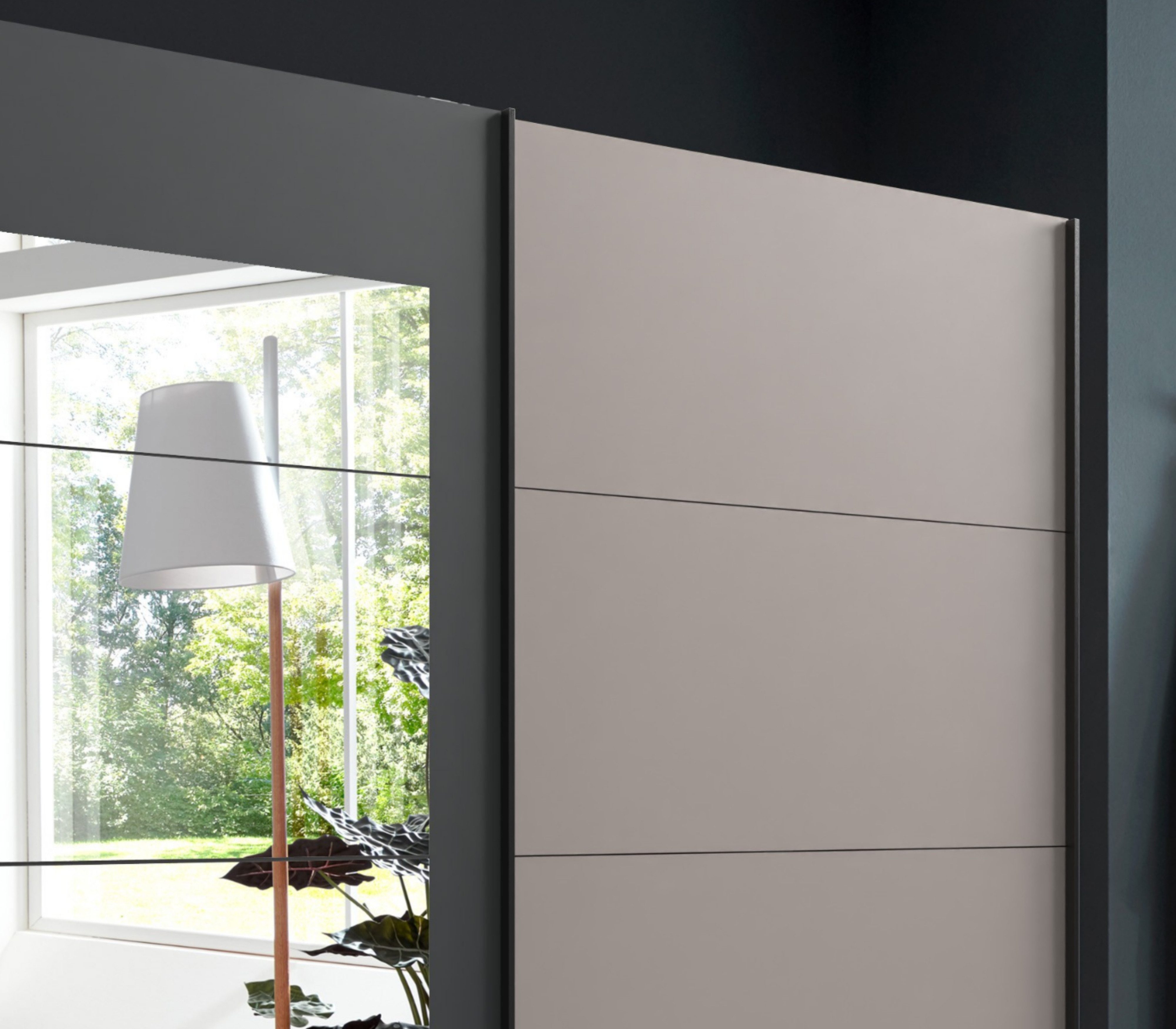 luma-home Schwebetürenschrank 22009 (B/H/T 225/208/65 cm Kleiderschrank in Sandgrau) mit Spiegeltür in Anthrazit, 2 Einlegeböden, 2 Kleiderstangen