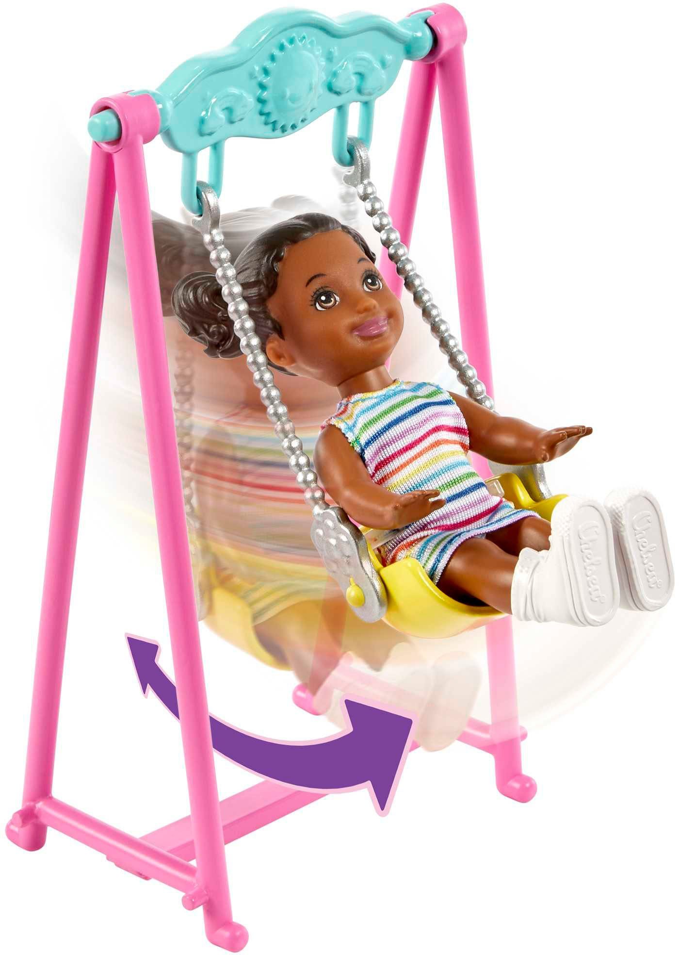Barbie Anziehpuppe Hüpfburg-Spielset, Puppen Babysitters und Zubehör Skipper mit