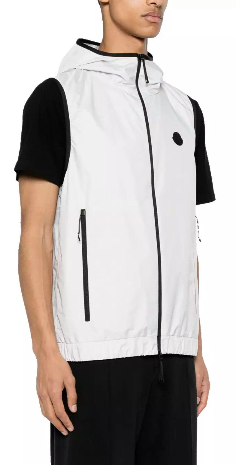MONCLER Funktionsweste Vallese Unisex Jacke Mit einer praktischen Kapuze, ideal für alle Wetterlagen