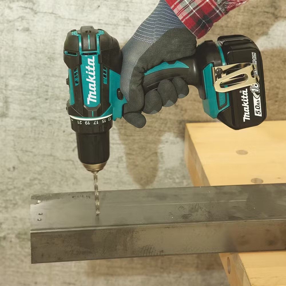 Makita Akku-Bohrschrauber 18V / 3,0 Ah mit 2 Akkus + Ladegerät + Koffer, max. 1900,00 U/min, (Set)