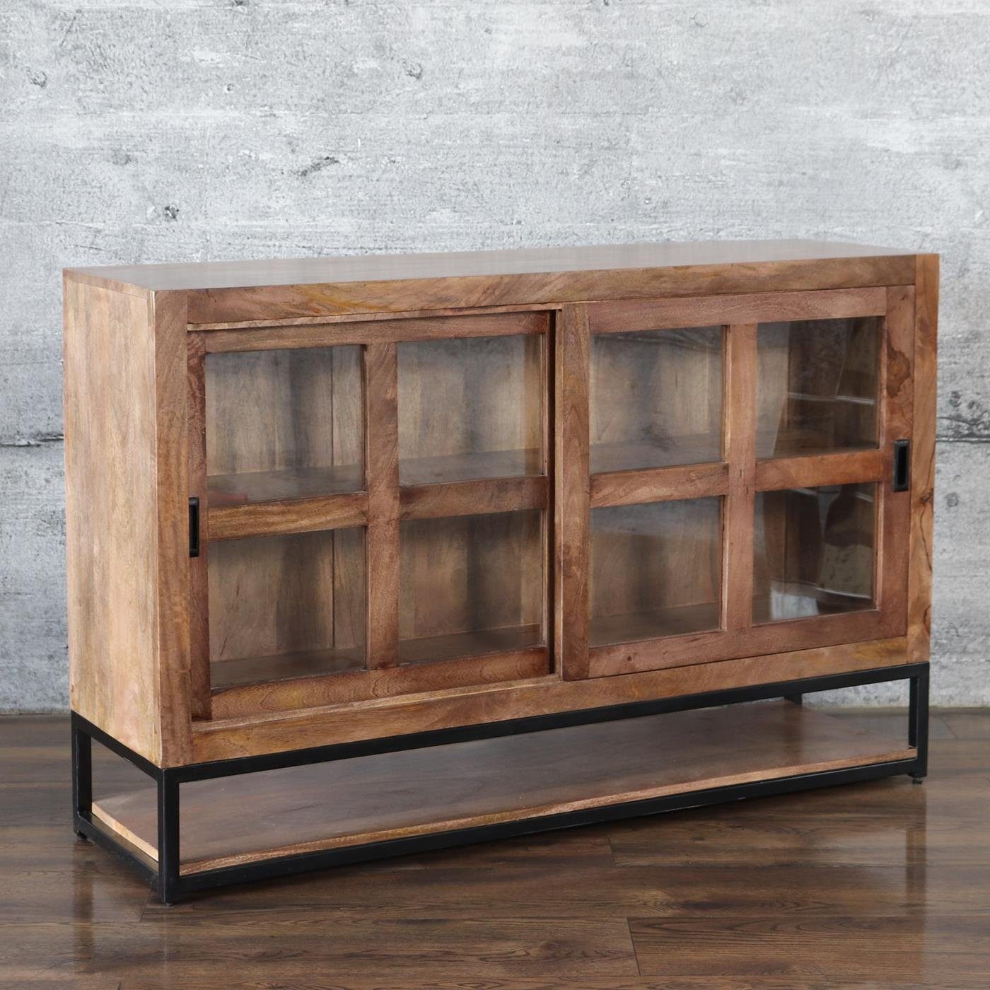 baario Sideboard Sideboard BYRON Vitrine, 140cm massiv Mangoholz Schiebetür Antik-Finish Vitrine Anrichte