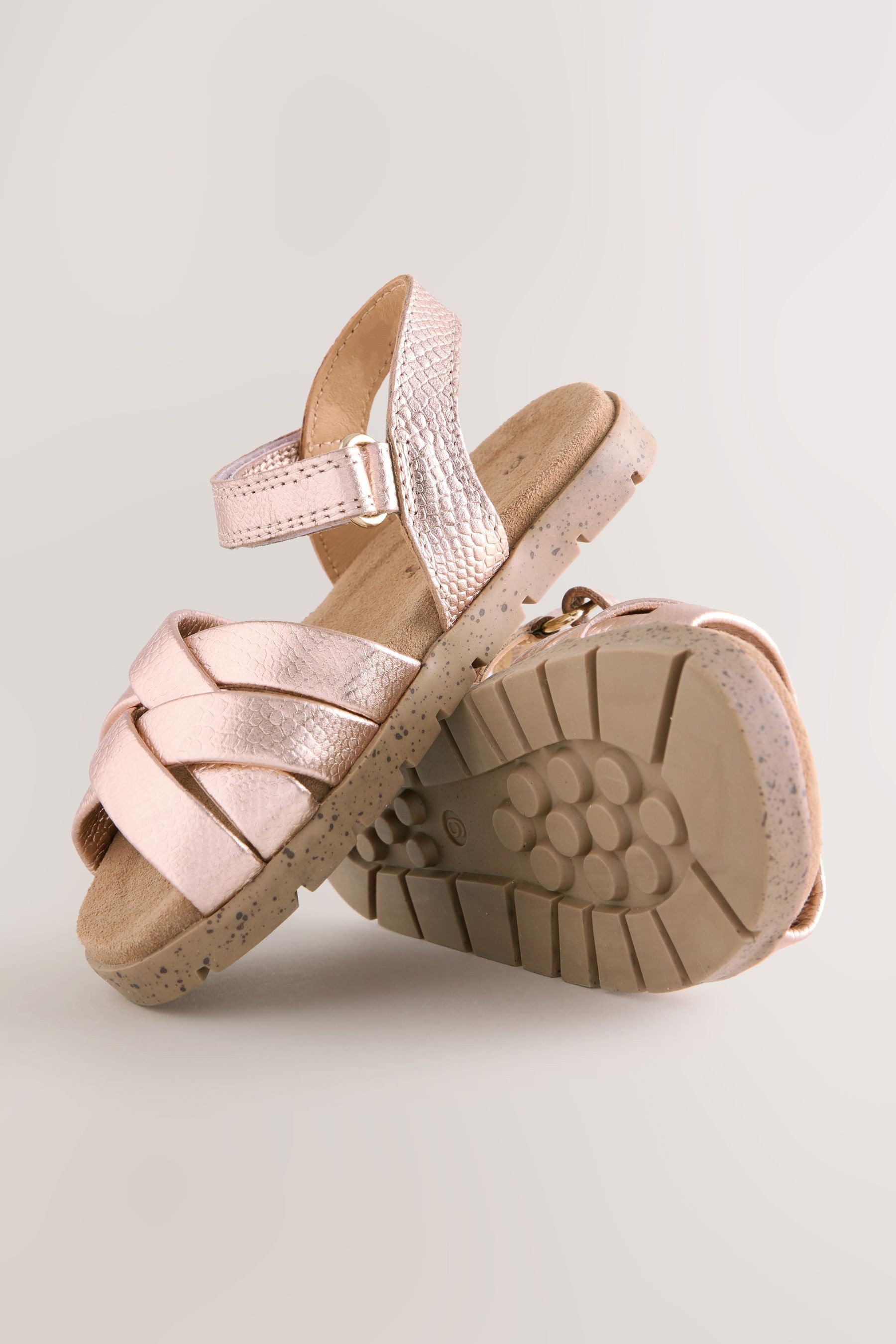 Next Ledersandalen in Flechtoptik mit Klettverschluss Sandale (1-tlg)