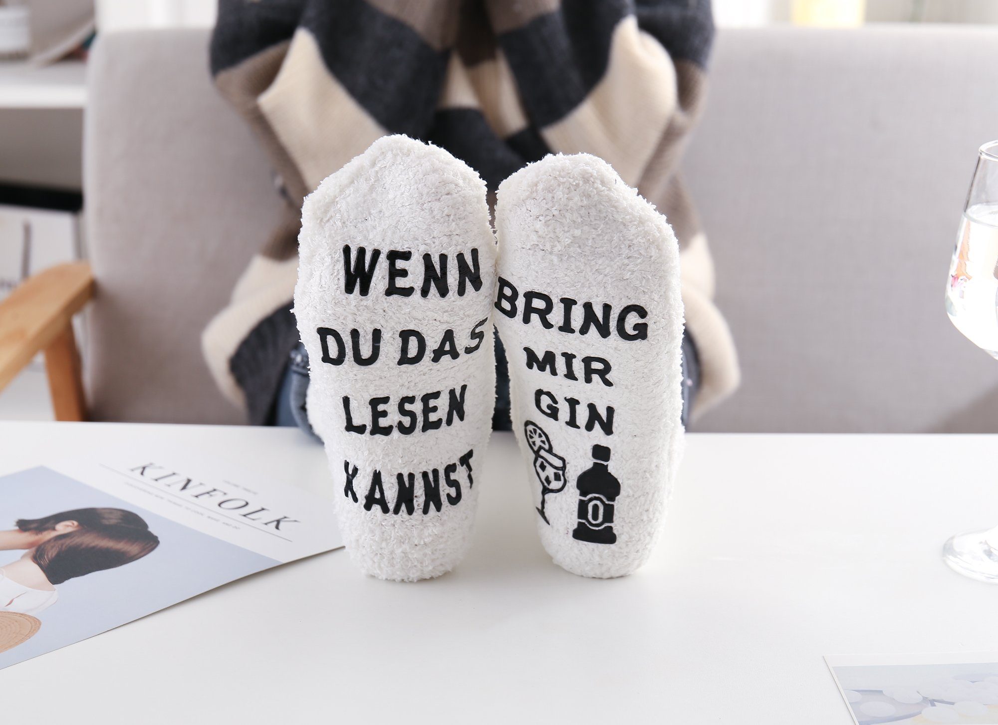 Lucadeau Kuschelsocken mit "bring mir Gin", Geburtstagsgeschenk für Freundin, Frauengeschenk (Cupcake Verpackung, Gr. 36-43) rutschfest, Geschenke für Frauen, Geburtstagsgeschenk, Muttertag