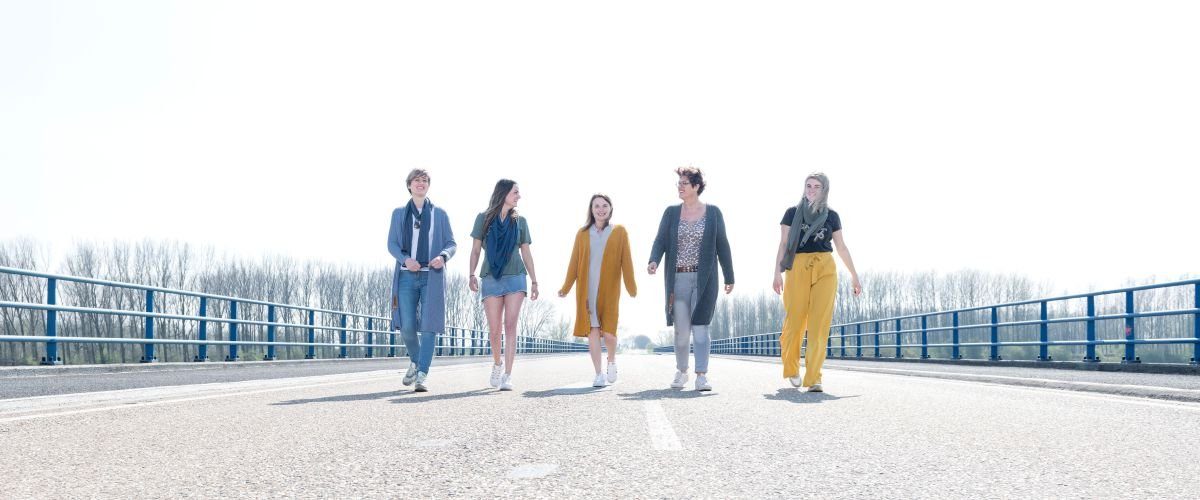 Knit Factory Strickjacke Luna Strickjacken 40/42 Glatt Gelb (1-tlg) modern Strickware Strickartikel Strickmode