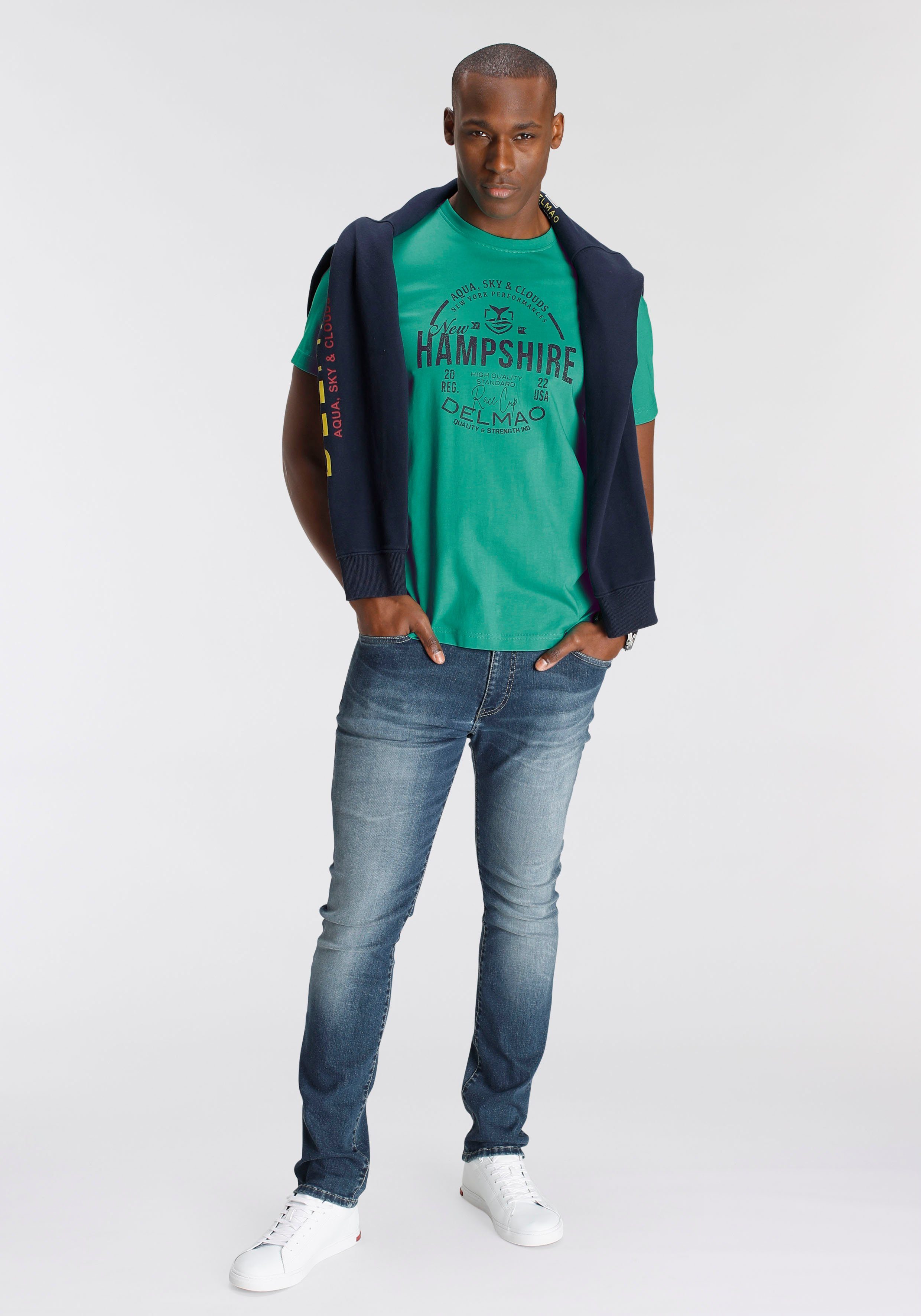 DELMAO T-Shirt Kurzarm, lässige Passform, mit peppigem Print, aus Baumwolle