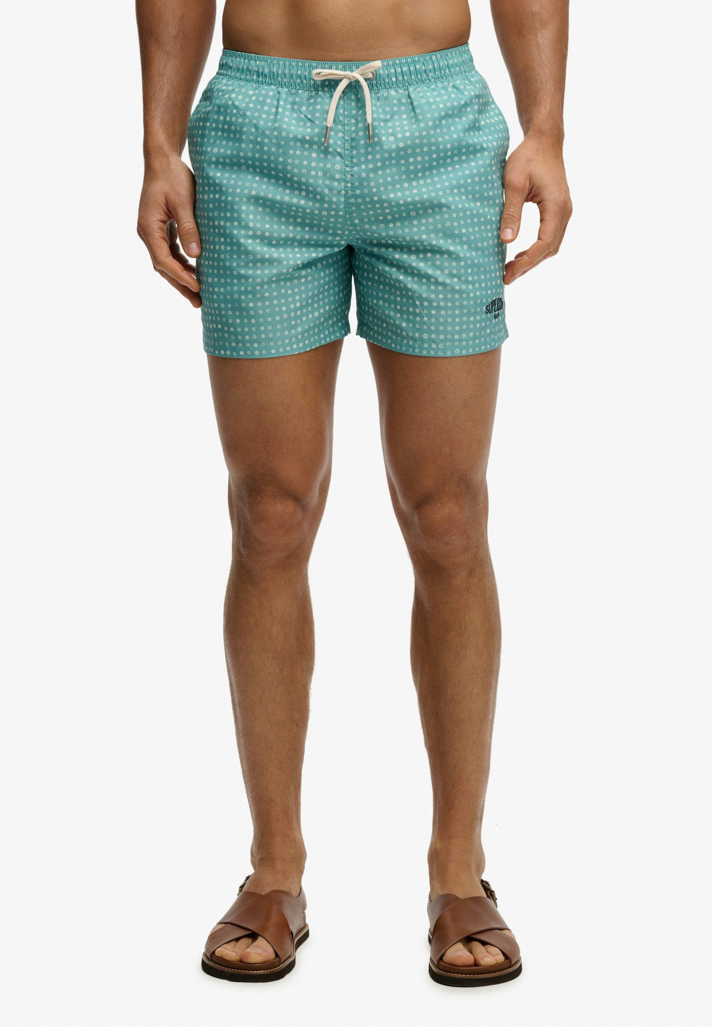 Superdry Badeshorts PREMIUM PRINTED 15 SWIM SHORT aus Polyester, modische Passform, gemusterte Optik, pflegeleicht