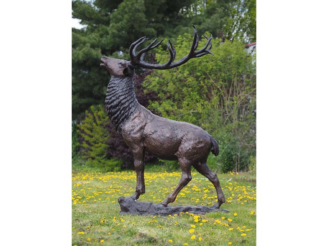 Skulptur Bronzefigur großer Hirsch auf Stein stehend