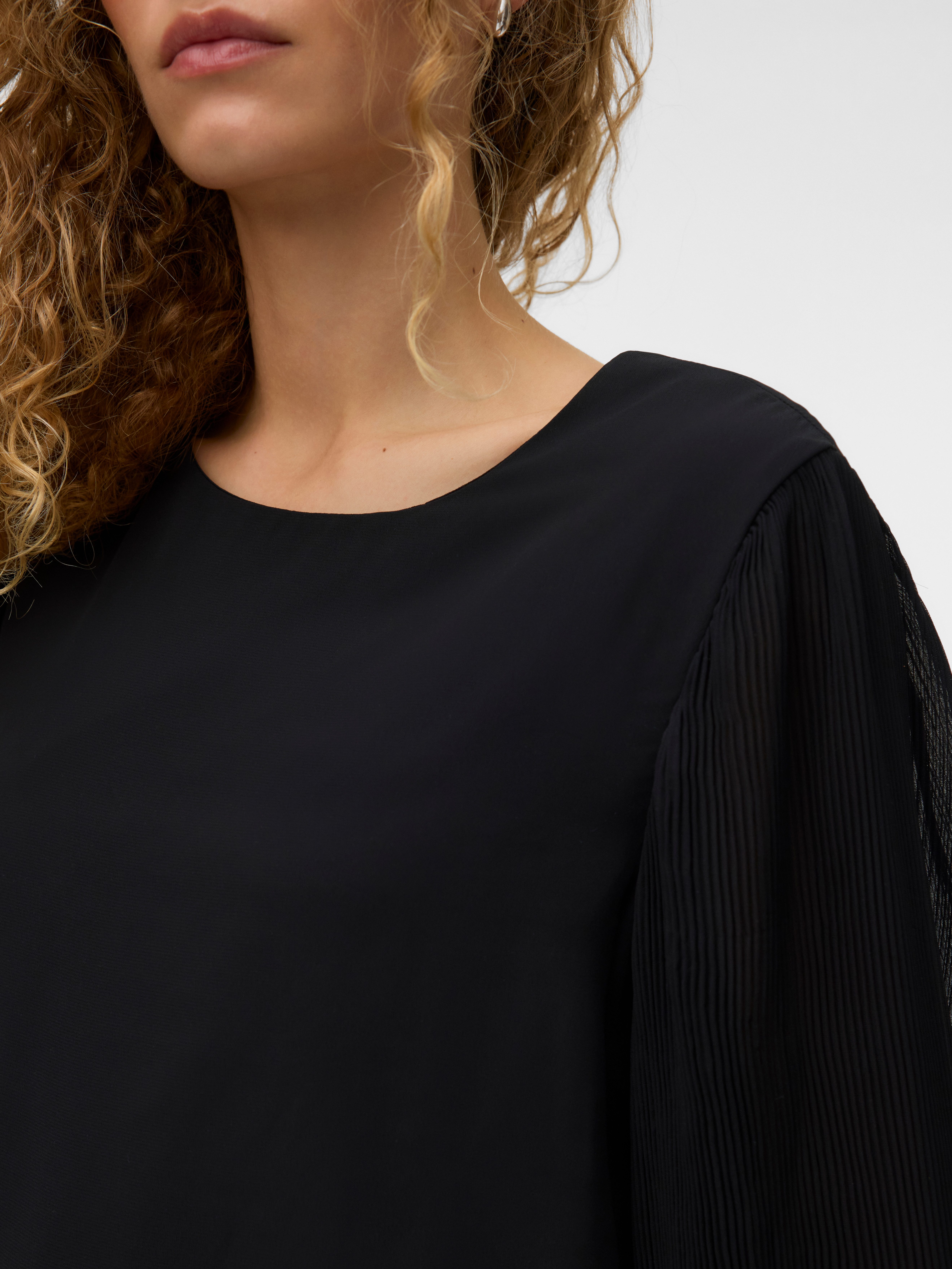 Vero Moda Blusenshirt VMSIGNE LS PLISSE TOP WVN mit Schlingenverschluss