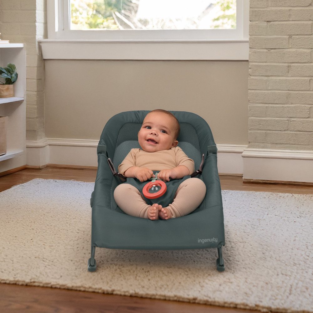 ingenuity Babywippe Stow & Go™ Compact Folding Bouncer, mit Vibration