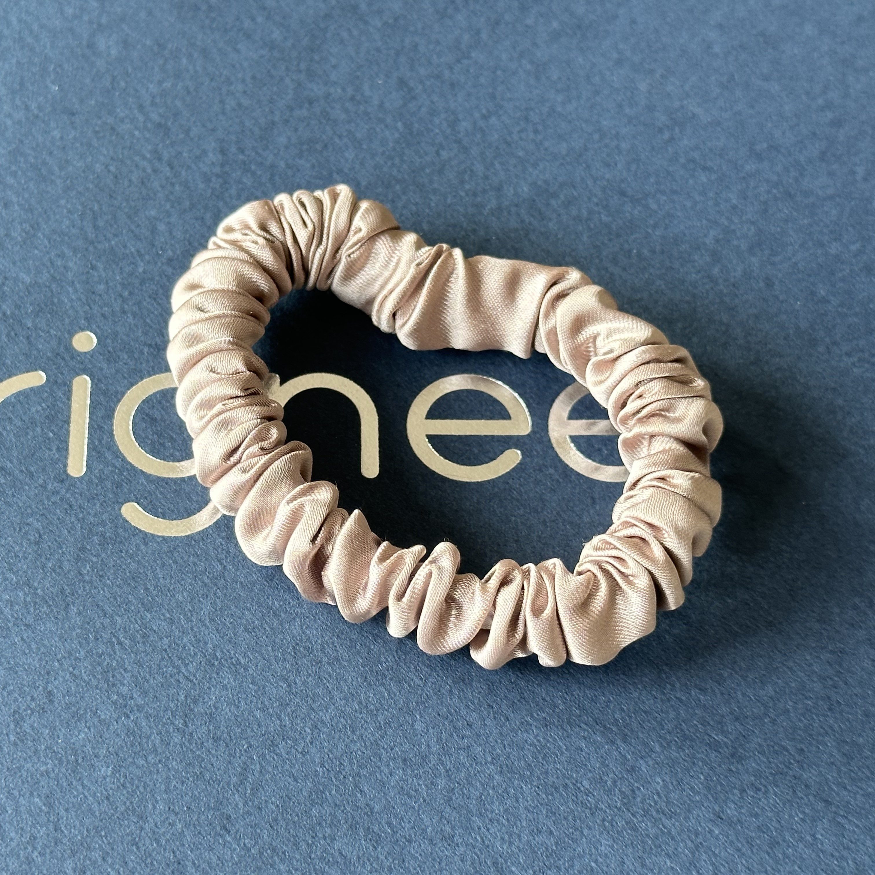 orignee Haargummi Seiden Scrunchies 4er Set, 100% Maulbeerseide, kein Knick,(2×L + 2×S), 4-tlg., 2 Sets – insgesamt 4 Scrunchies (je 1 groß + 1 klein), 100% Maulbeerseide (6A Qualität)
