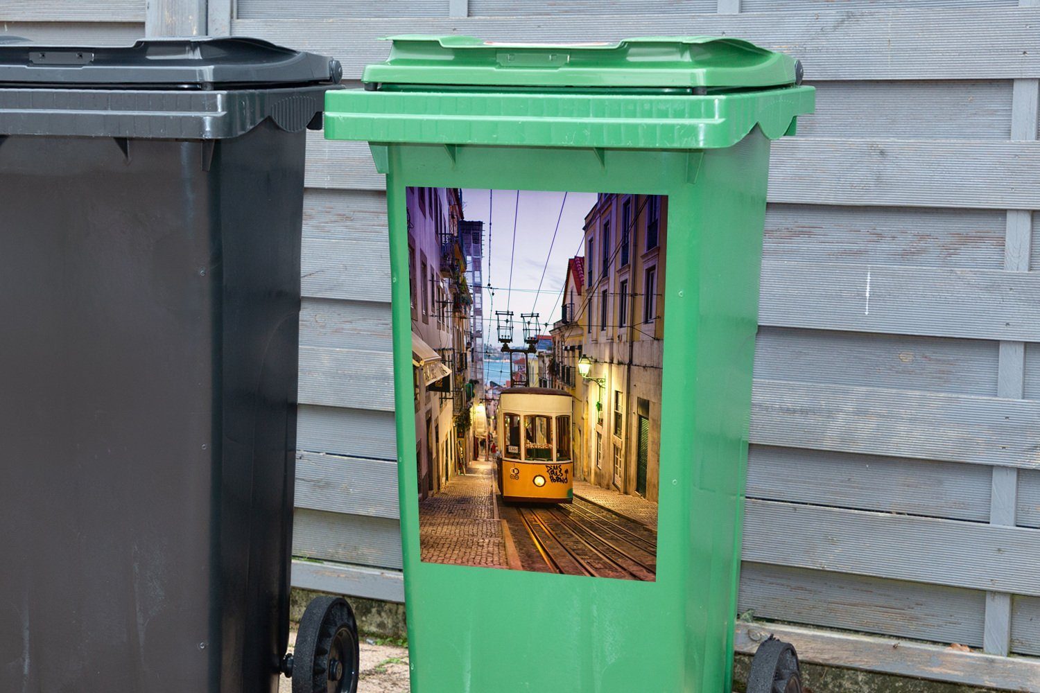 Abfalbehälter Container, Die Straßenbahn Lissabon (1 St), in Wandsticker Nacht Sticker, bei Mülleimer-aufkleber, Seilbahn Mülltonne, einer MuchoWow