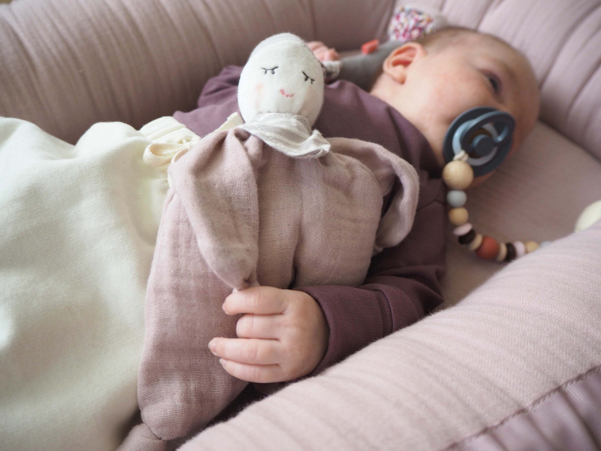 kikadu Babypuppe, Rosé, weich und kuschelig aus Bio-Baumwolle.