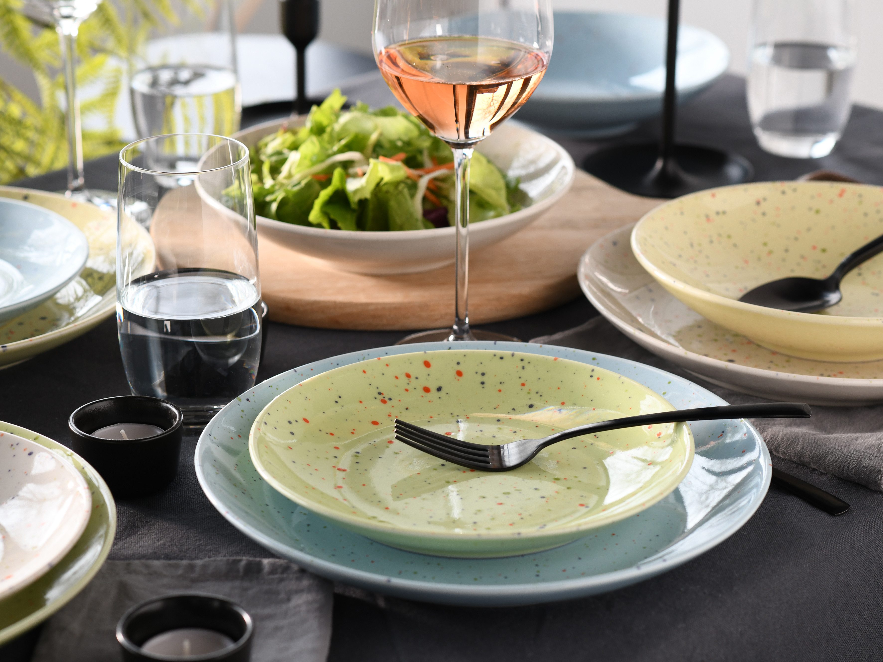 CreaTable Teller-Set Confetti, Teller Set 12-tlg. (12-tlg), 4 Personen, Steinzeug, Unregelmäßige bunte Punkte, Gute Laune Geschirr, Frisch, Freundlich