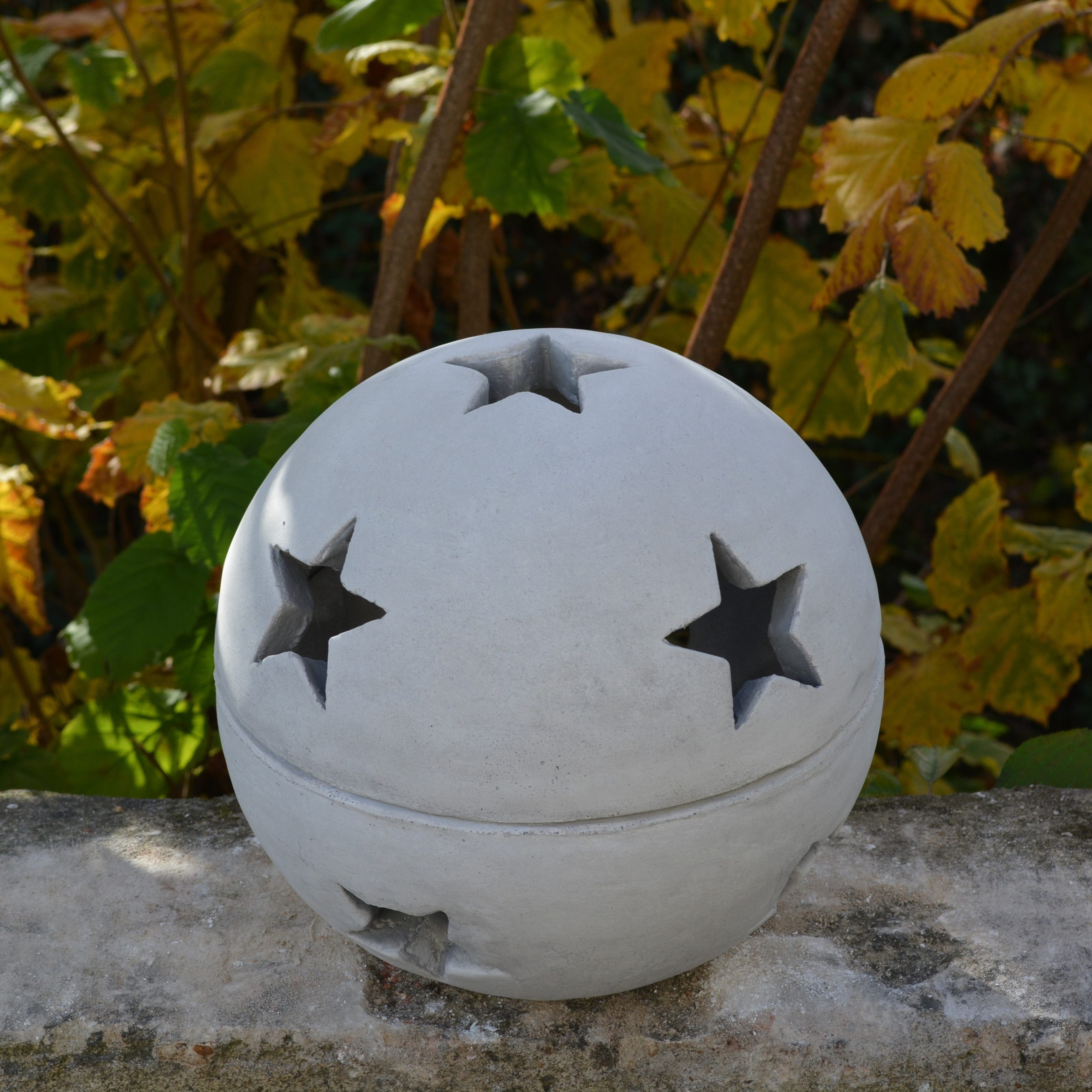 gartendekoparadies.de Gartenfigur Weihnachtskugel mit Sterne, Steinfigur, H. 25 cm, 10 kg, Frostsicher