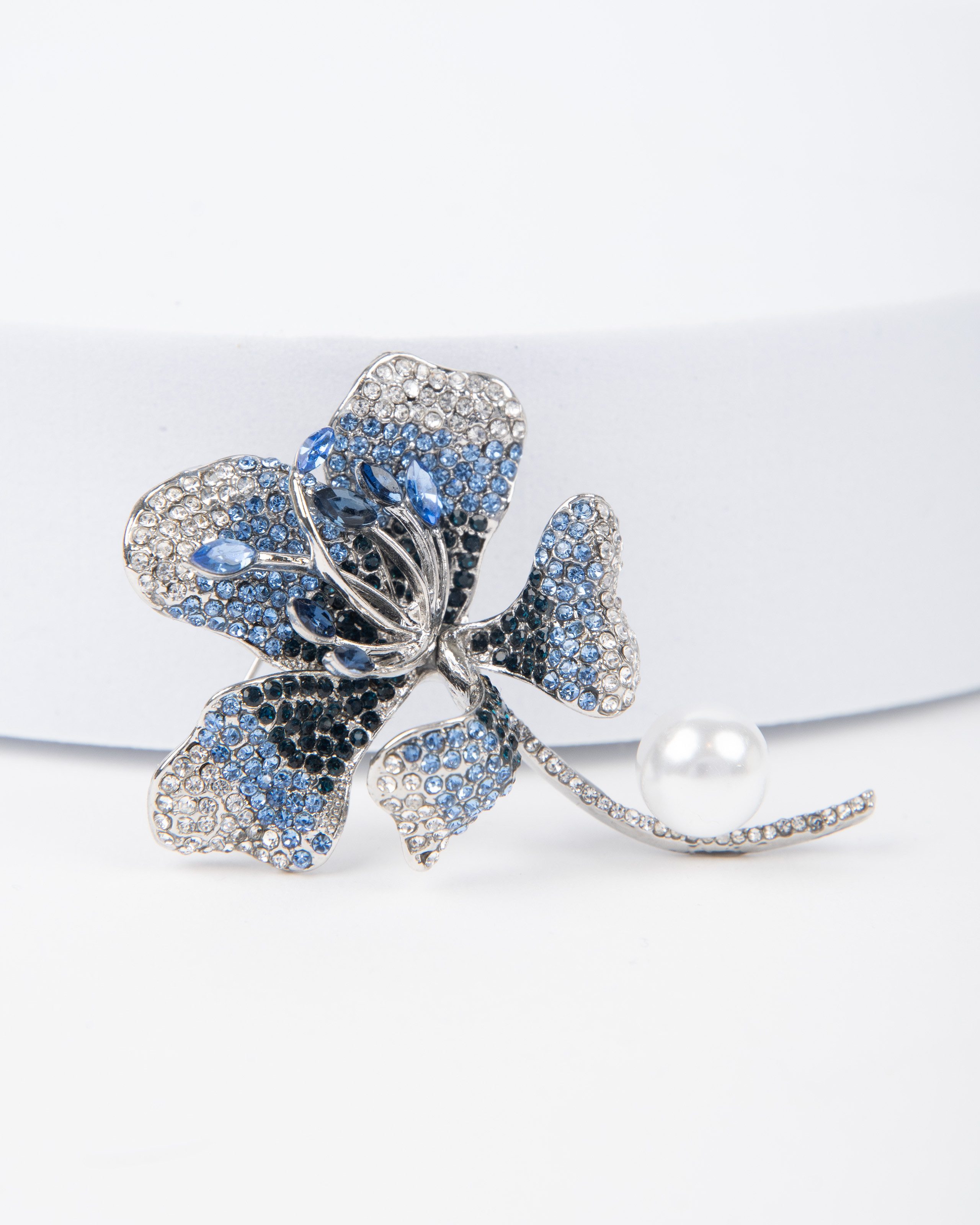 MayTree Brosche "edle Blüte", brilliant blau mit einer Zierperle (Stück, 1-tlg), Metallbrosche funkelnde Blüte