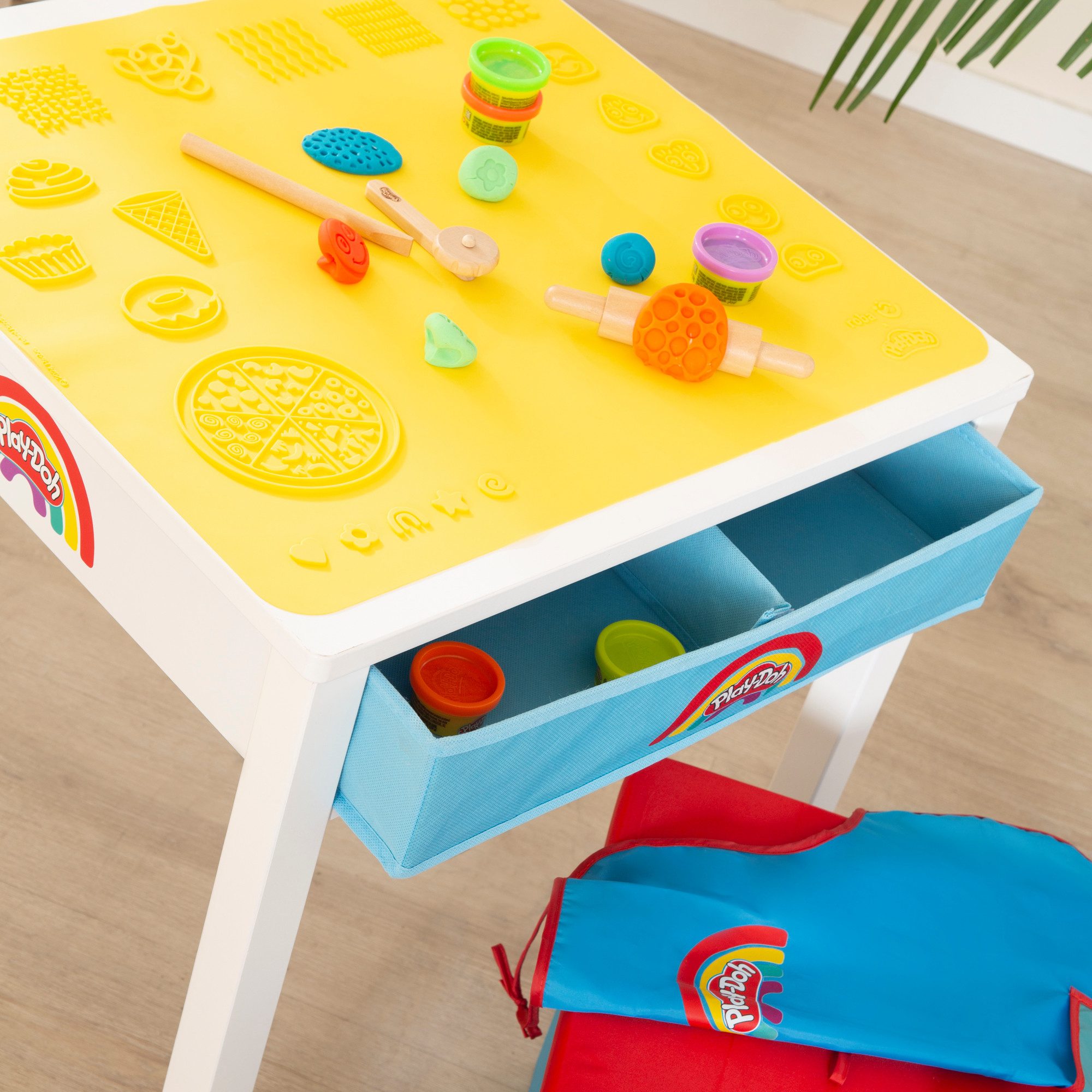 roba® Kindertisch roba x Play-Doh - Basteltisch aus Holz mit Hocker (Tisch, Hocker, Play-Doh Knete, Modelierwerkzeuge, Knetmatte, Schürze), Spielset aus FSC-zertifiziertem Holz - Perfektes Geschenk ab 3 Jahren